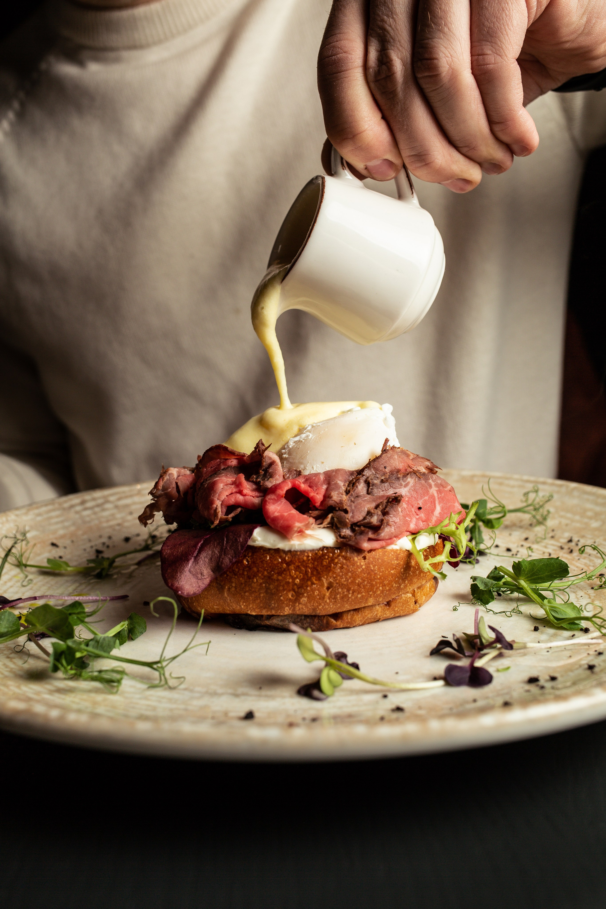 Полить соусом бейгл