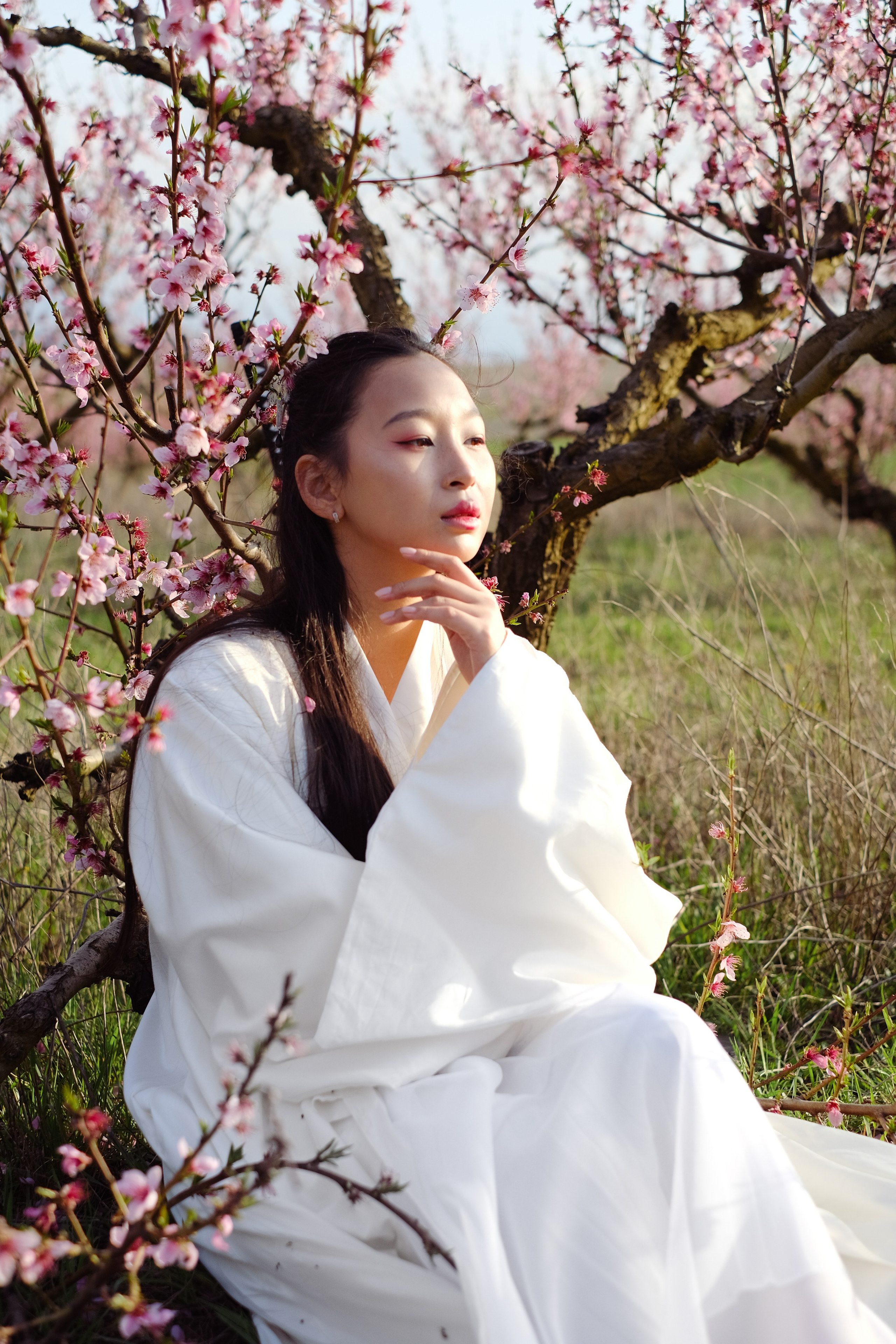 Фото в цветущих персиковых садах. Профессиональная фотосъемка в Крыму. Натуральные эмоции и живые кадры. Забронируйте дату прямо сейчас!