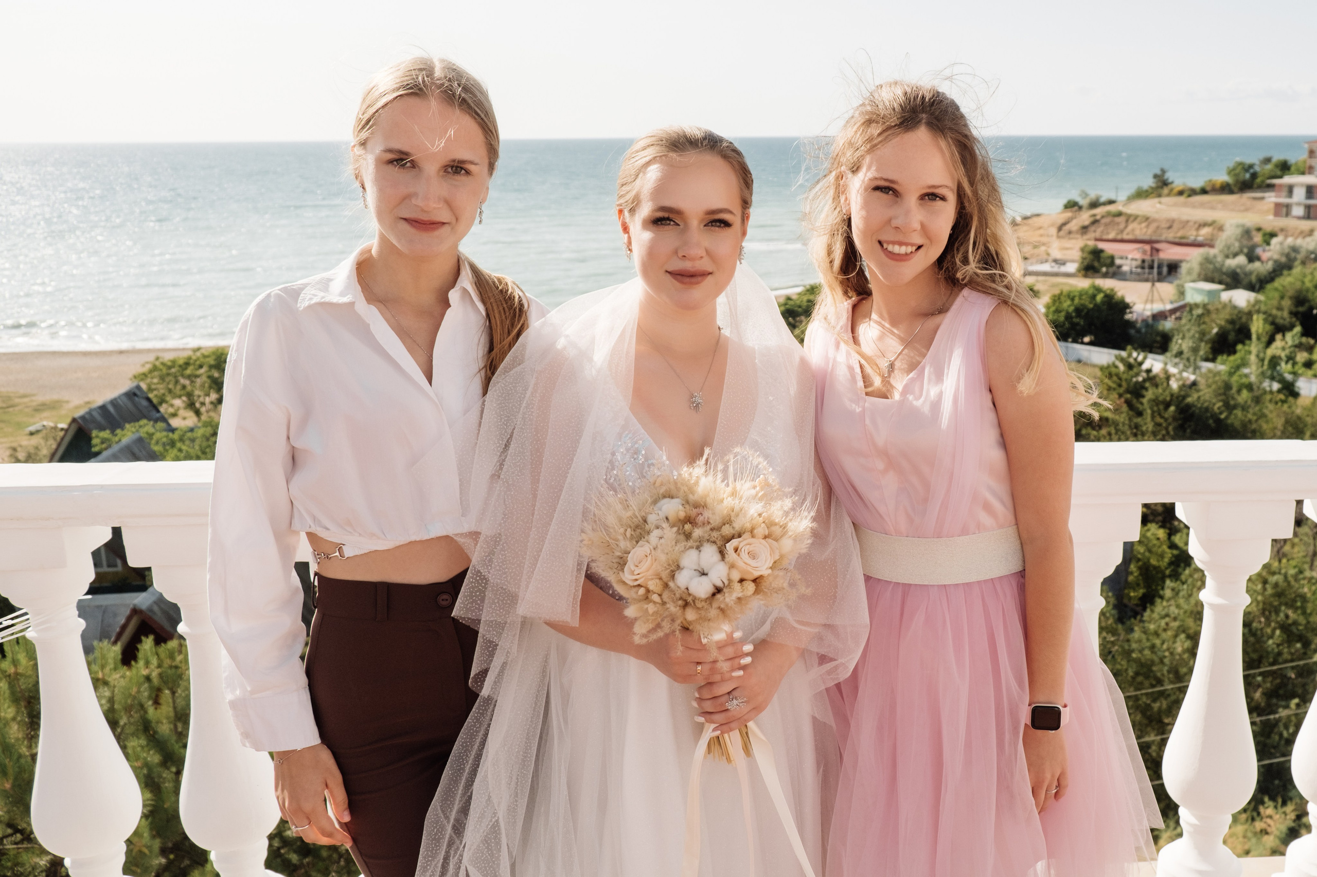 Свадебный ретопртаж. Профессиональная фотосъемка в Крыму. Натуральные эмоции и живые кадры. Забронируйте дату прямо сейчас!