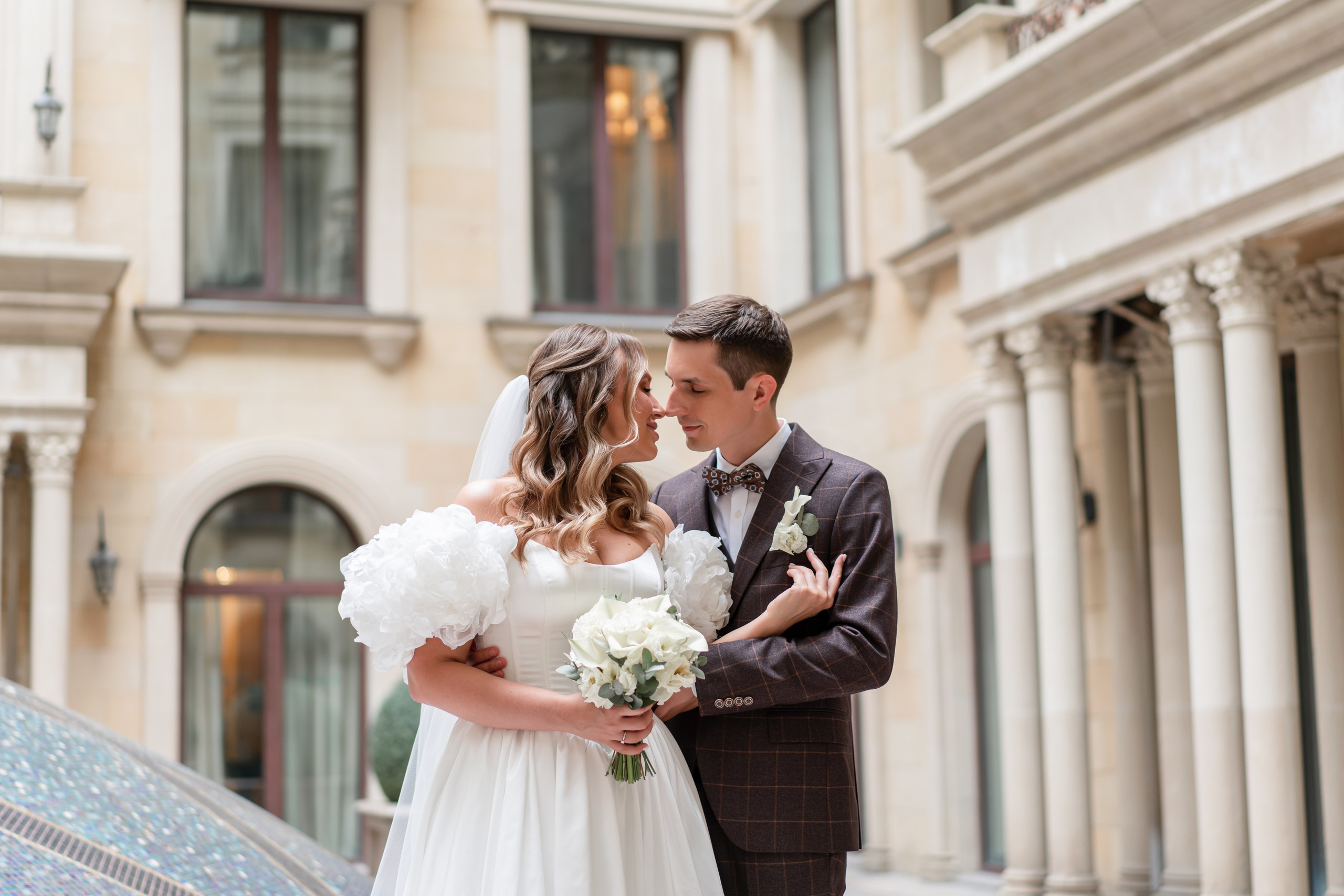 Свадебная фотосессия в отеле The St. Regis Moscow Nikolskaya. Свадебный фотограф Вера Климова