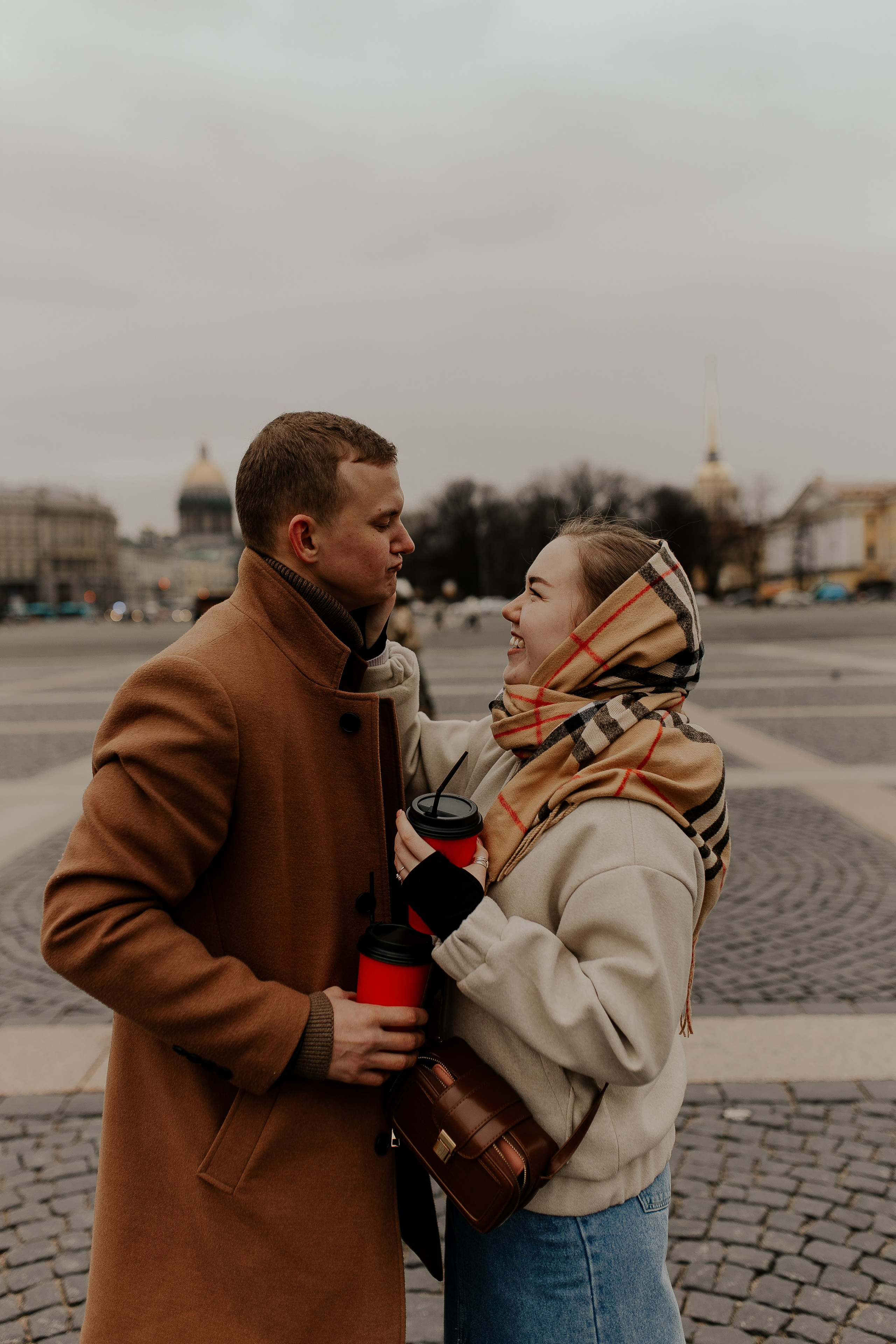 Пара гуляет по Петербургу. Фотограф в Санкт-Петербурге Лиза Семченкова