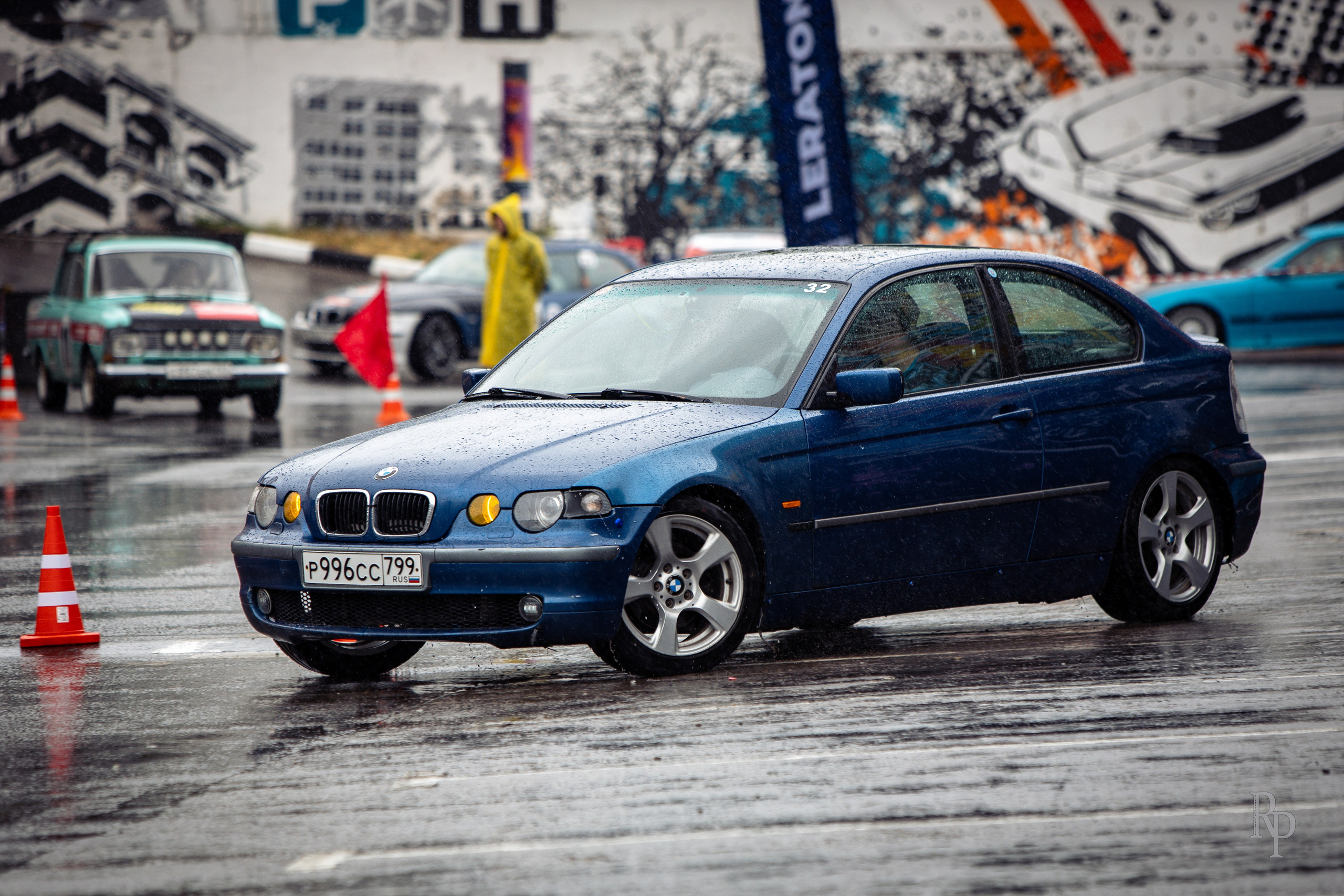 SHOWDOWN. Rusty Photographer