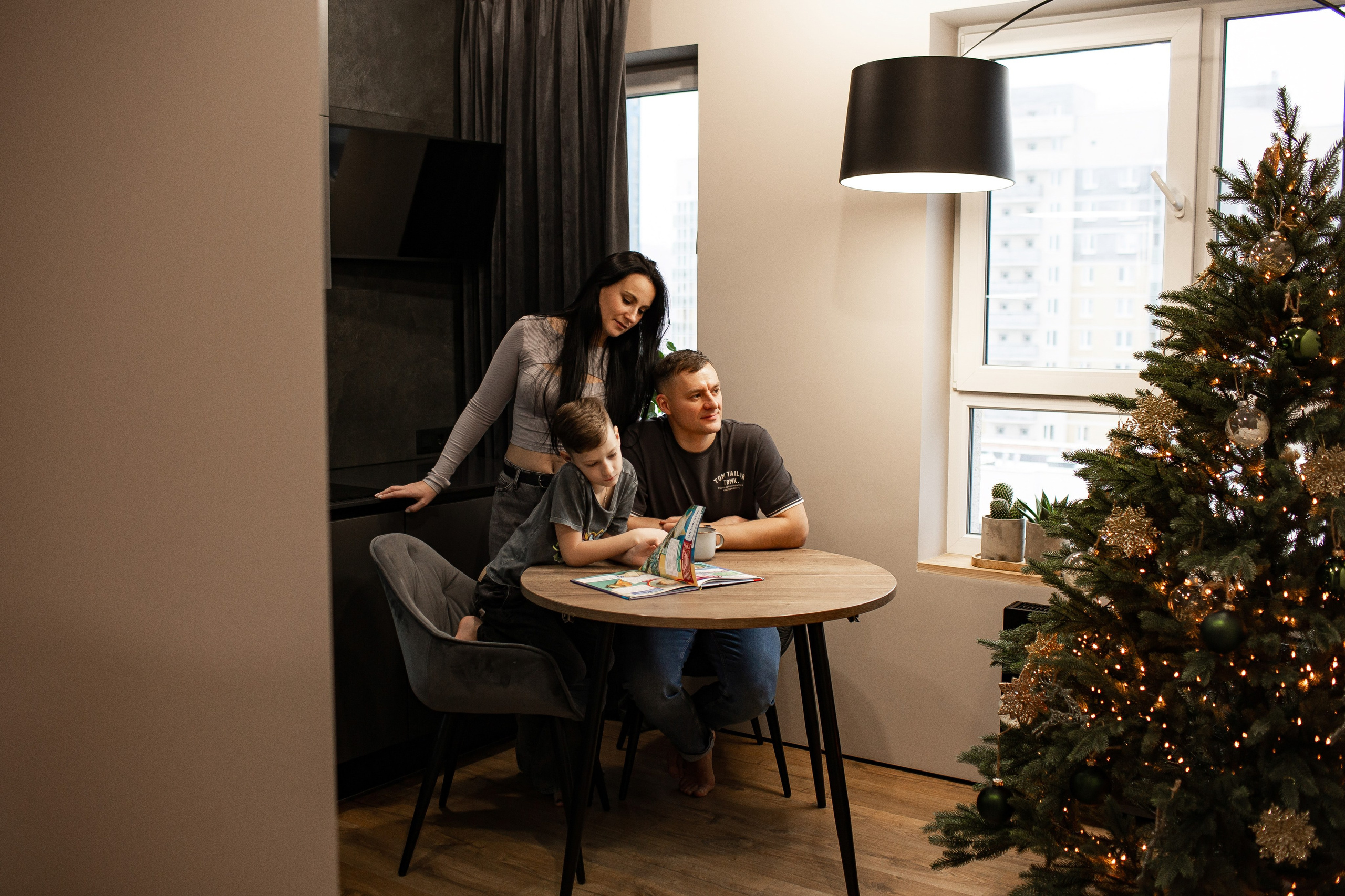 Совместный завтрак. Семейная съемка — это красивый способ признаться своей семье в любви