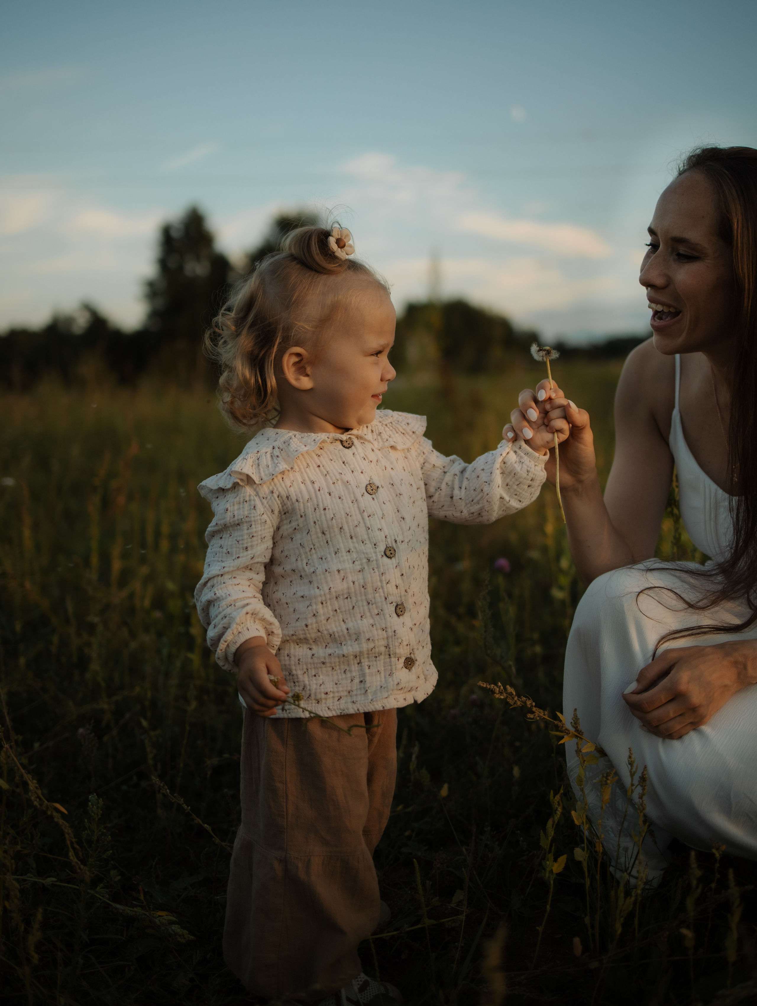 Фотосессия мамы и дочки в поле. Фотограф Углич и Ярославль Ольга Тятюшкина