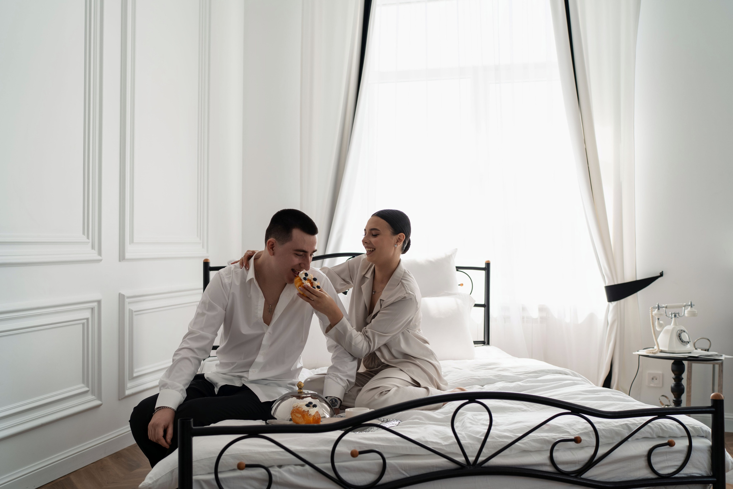 Свадебная фотосессия в интерьере, студия. Главная