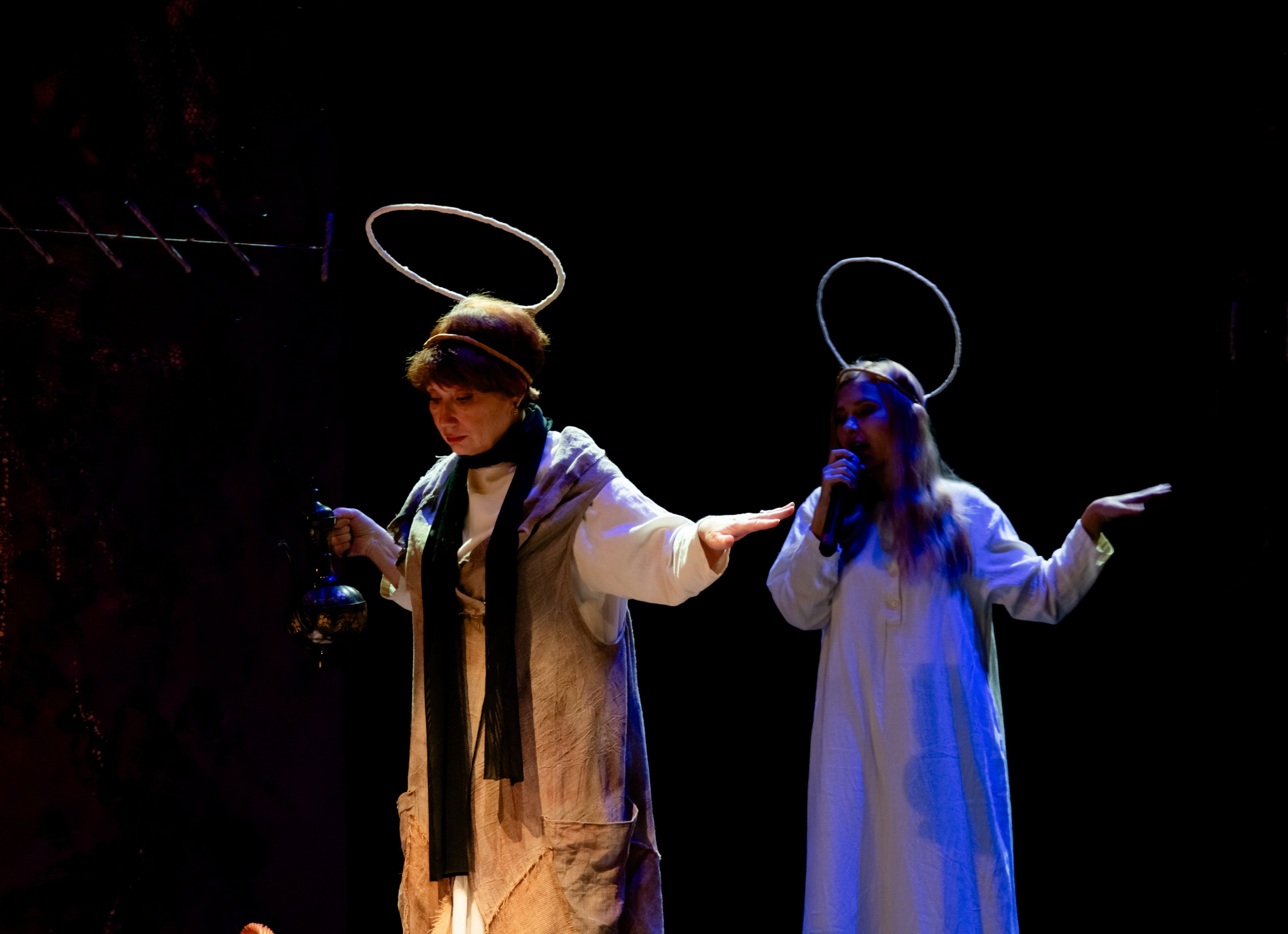 Актрисы Наталья Носова (Посол культуры Союза женщин России в Самарской области) и Вероника Агеева-Храновская в сцене из спектакля "Кавказский меловой круг". Театр "Самарская площадь", Самара.