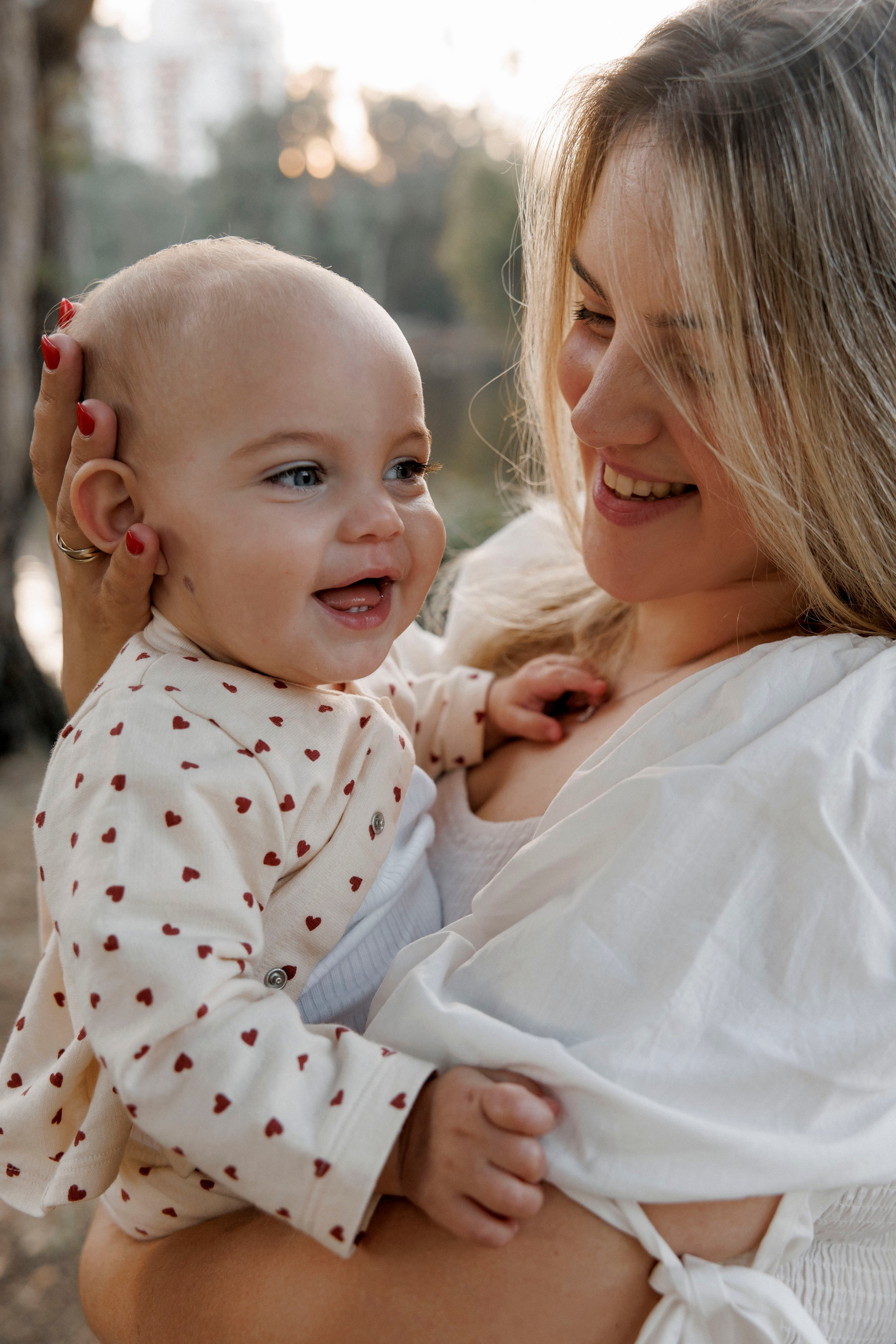 First year photoshoot inside the park (sunset). Wedding and family photographer