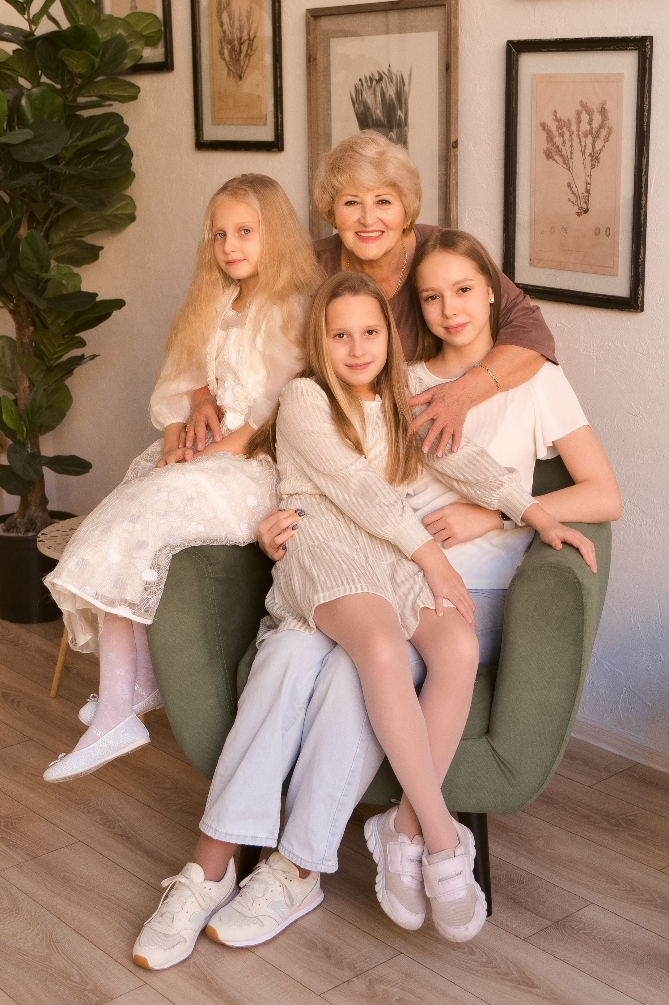 Бабушка и внуки. Nadia Fay