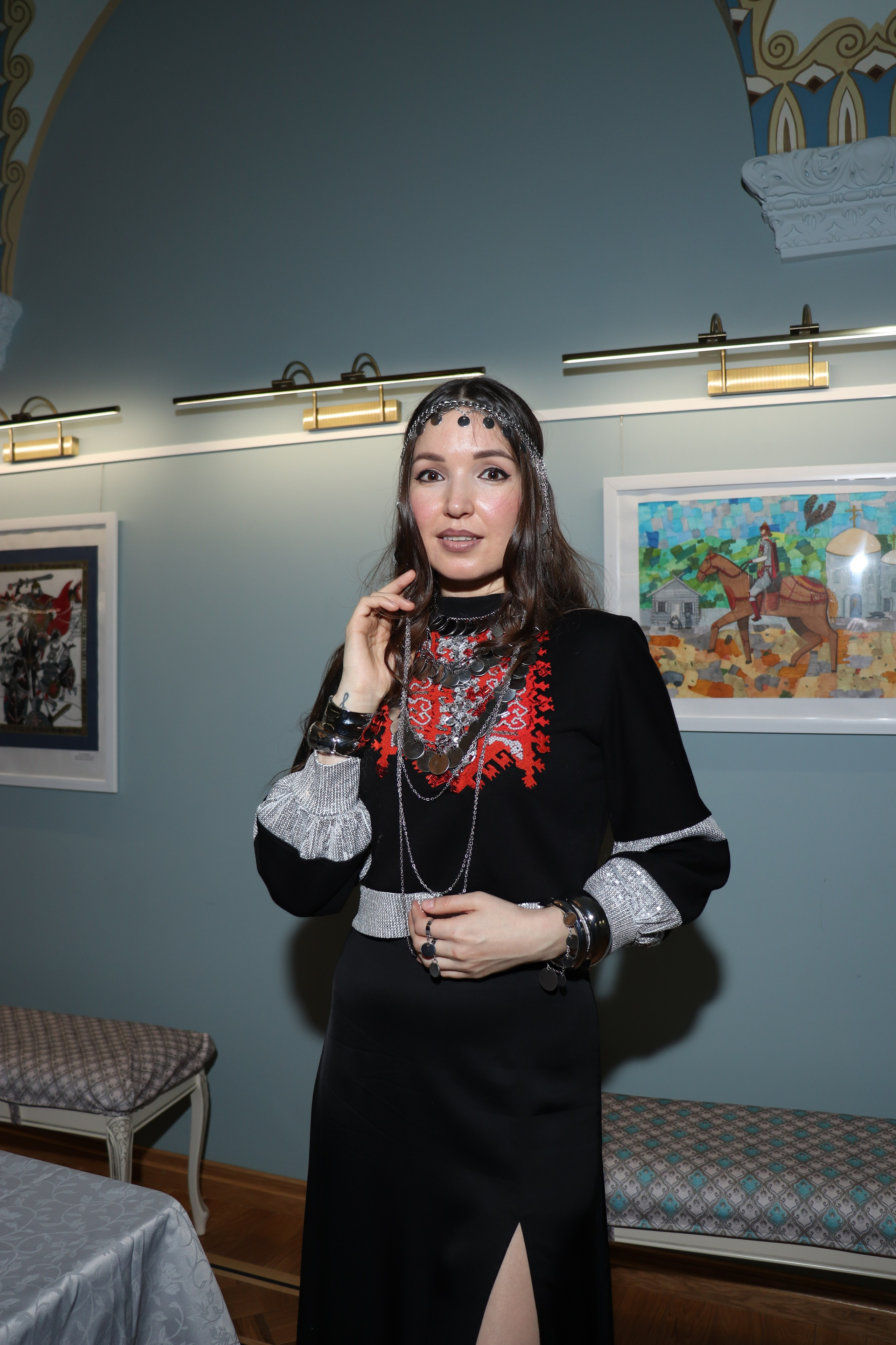 Показ-дефиле «КУЛЬТУРНЫЙ КОД В ОБРАЗЕ» от РОО «Сибирское землячество в Санкт-Петербурге» (6 марта 2025). Ивентный фотограф в Санкт-Петербурге Олег Комков