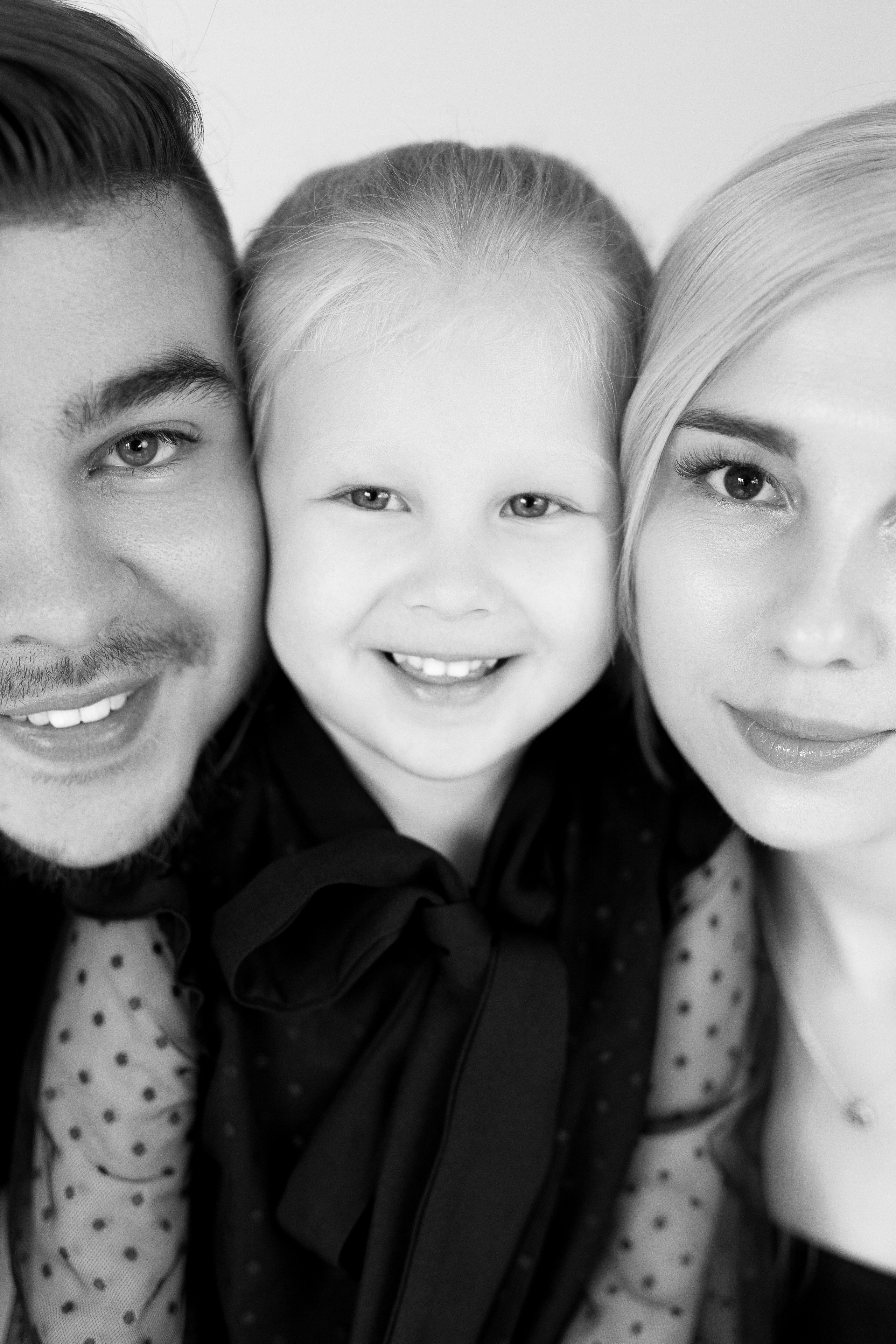 Семейная фотосессия монохром. Свадебный и семейный фотограф в Алматы Алексей Балышев