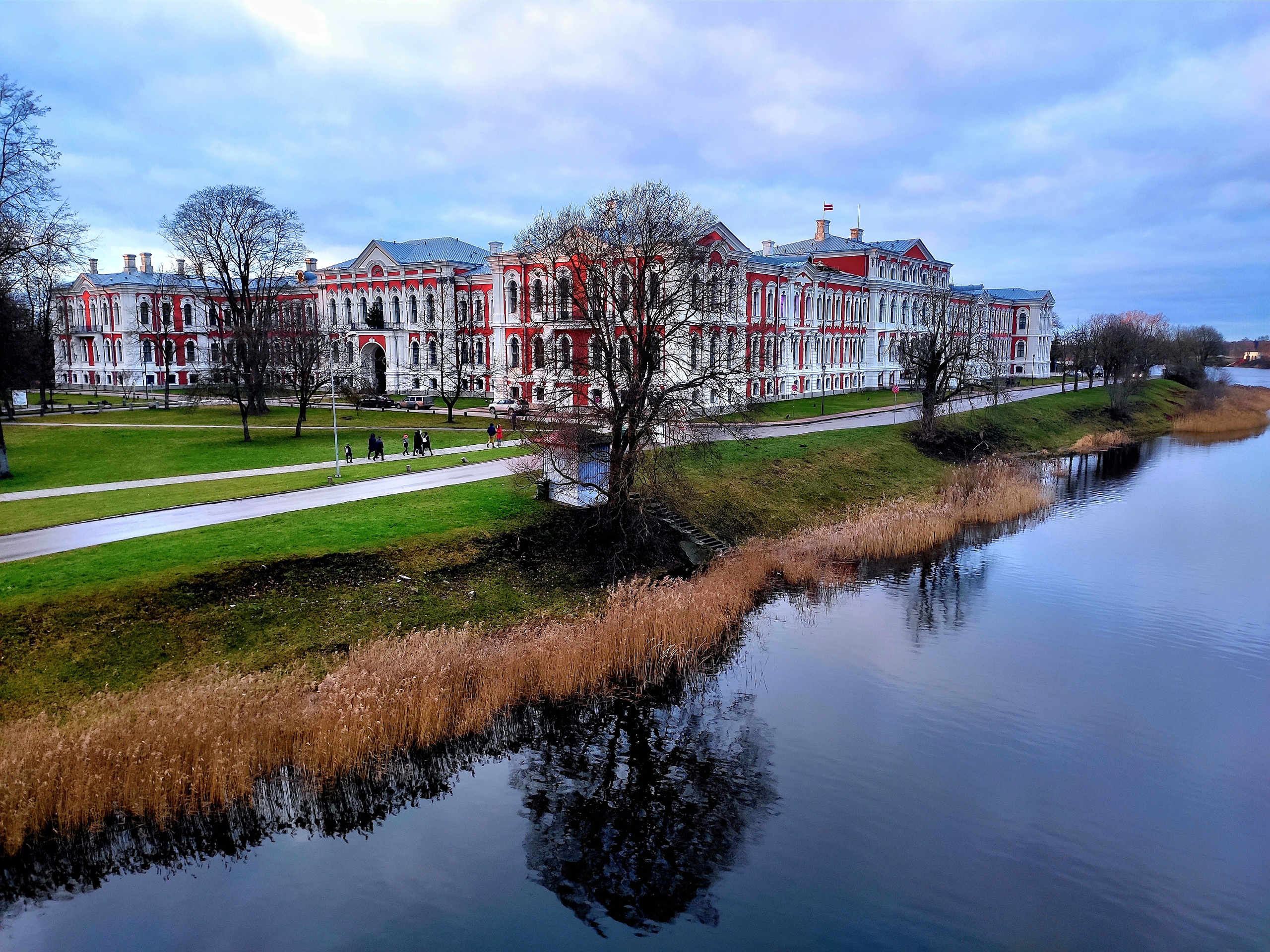 Внутрь попасть можно только будучи студентом - в его здании разместился университет.