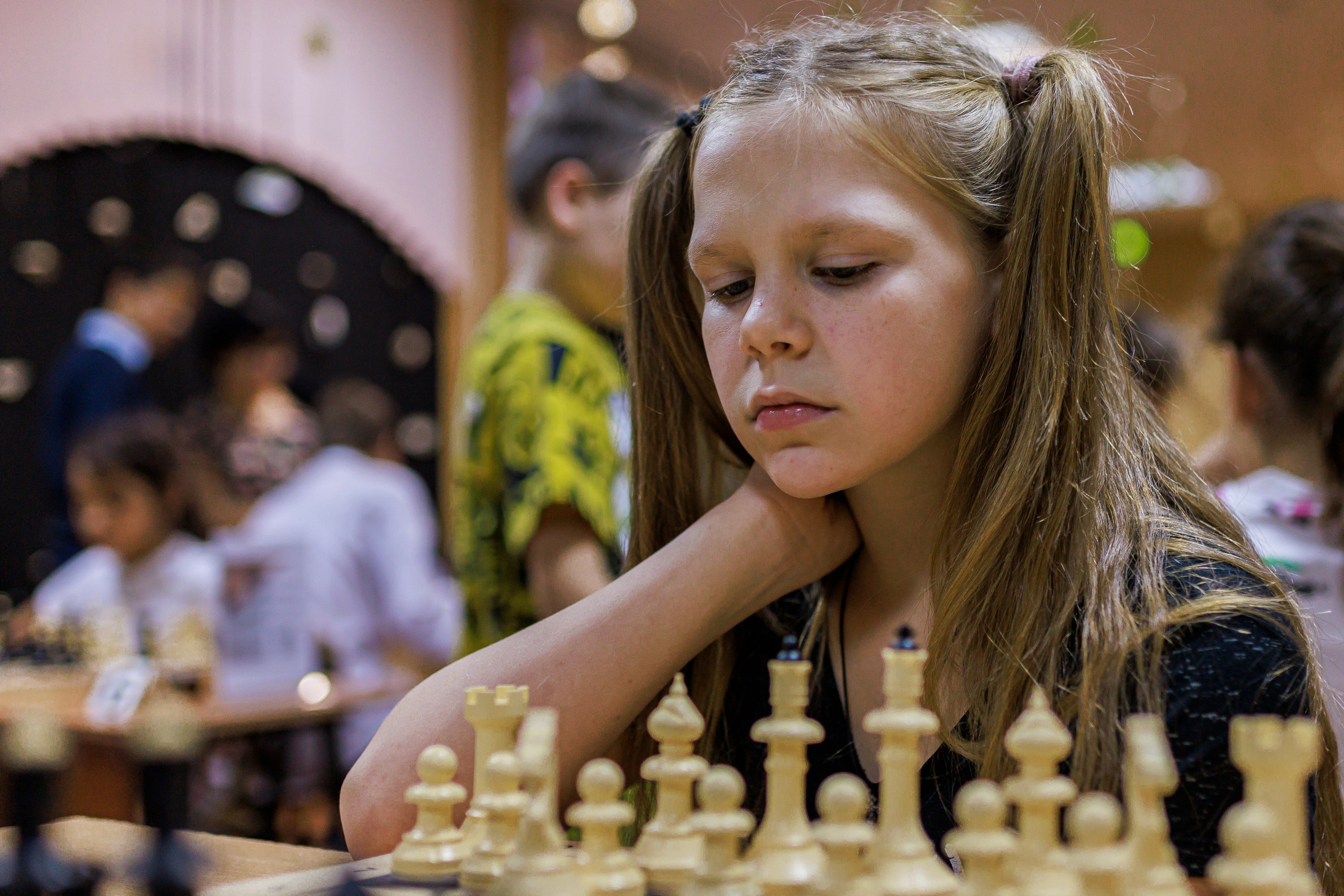 Репортажная сьёмка игры в шахматы в детском доме. Семейный и детский фотограф в Рязани Васюгова Мария