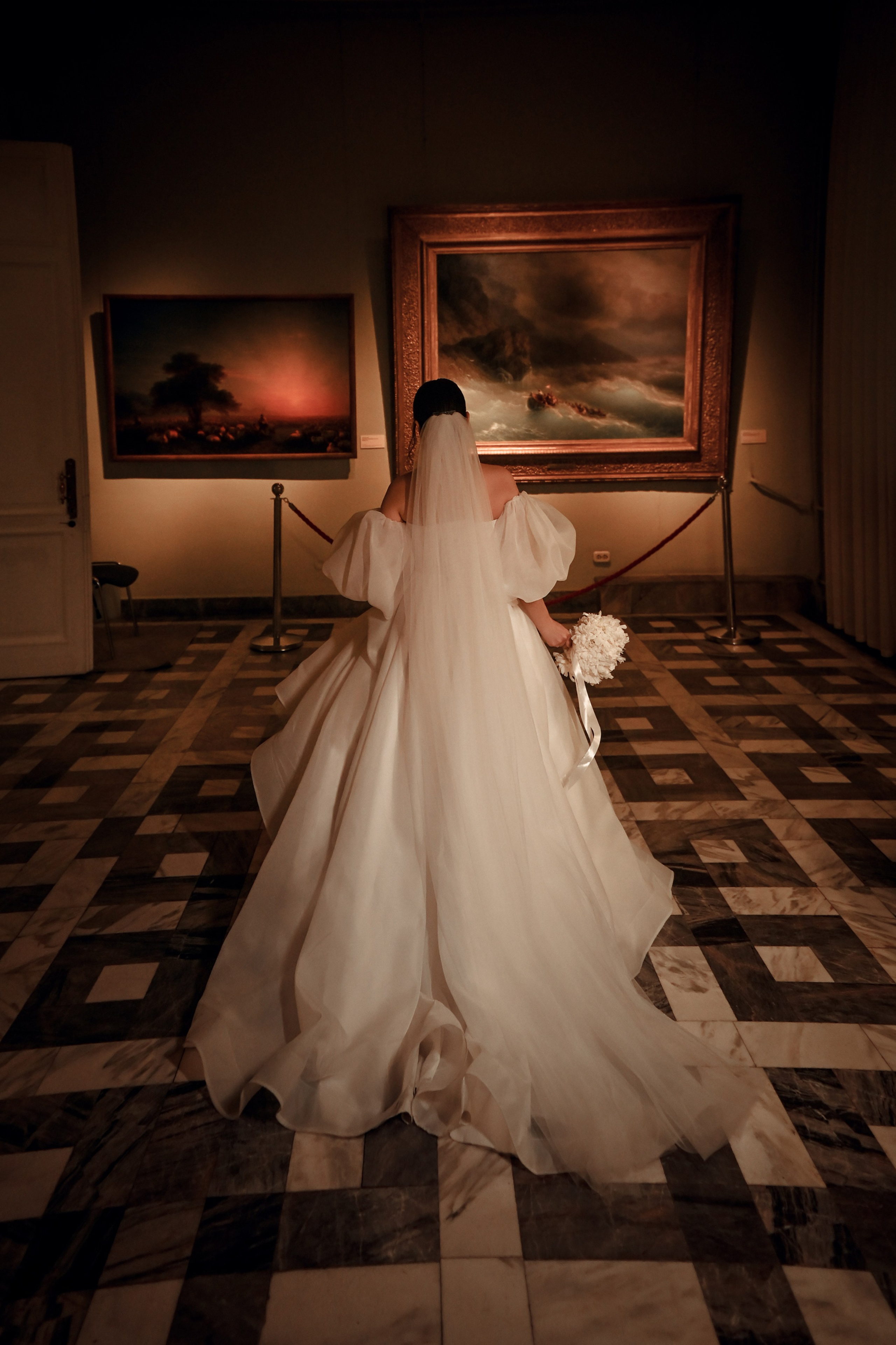 Небольшая свадебная серия в музее и прогулкой под дождем Эльмиры и Ризата. Свадебный, семейный, детский, контент фотограф в Омске Максим Ильин