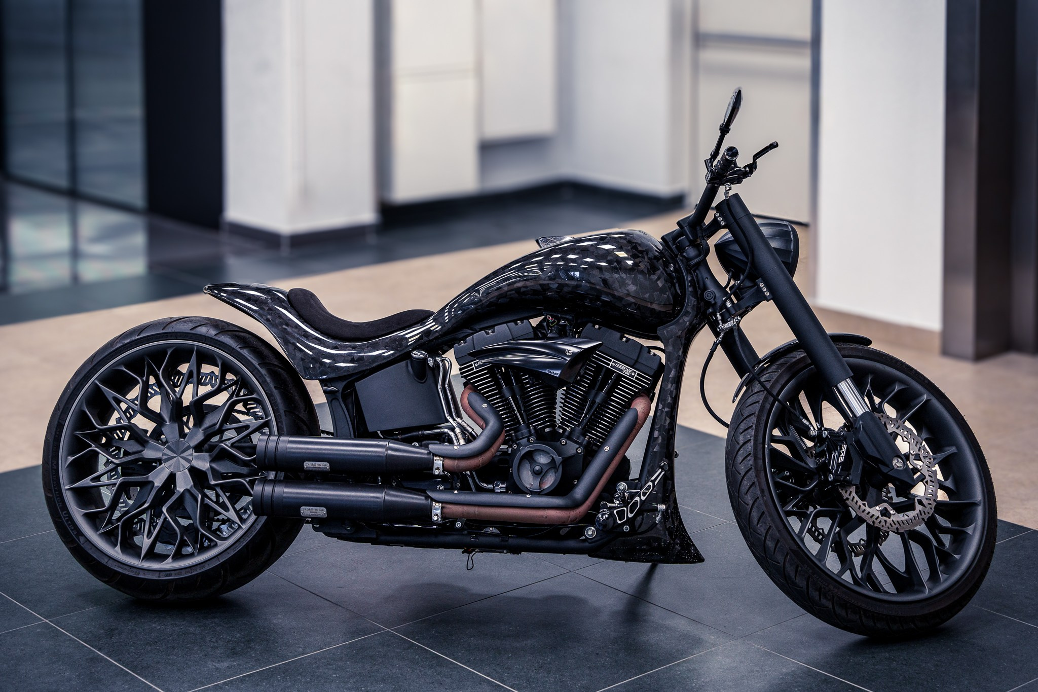 Вид на мотоцикл GAZ из кованого карбона под углом, интерьерный фон