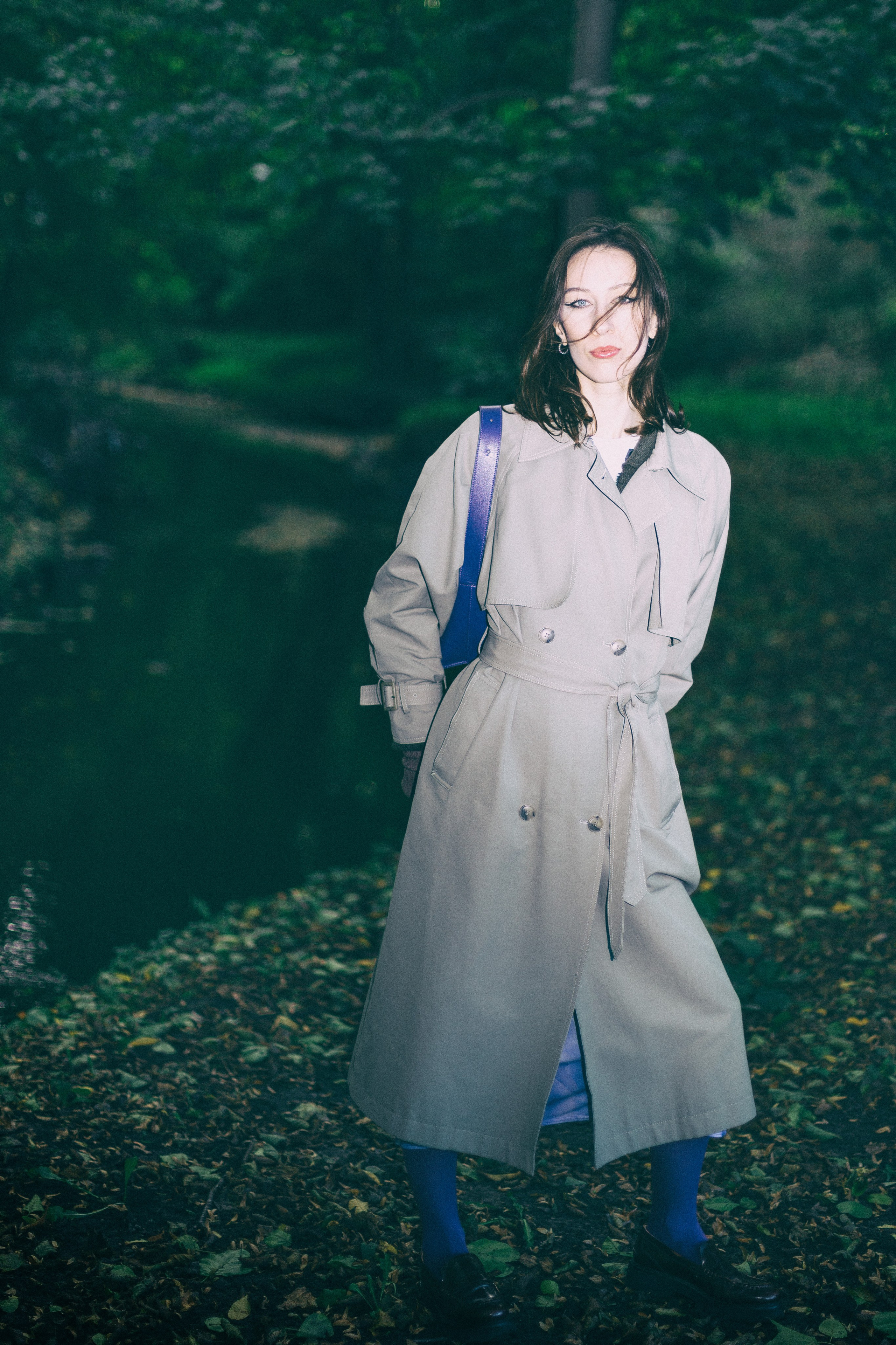 женский портрет природа серое пальто лес калининград / female portrait nature gray trench coat forest kaliningrad