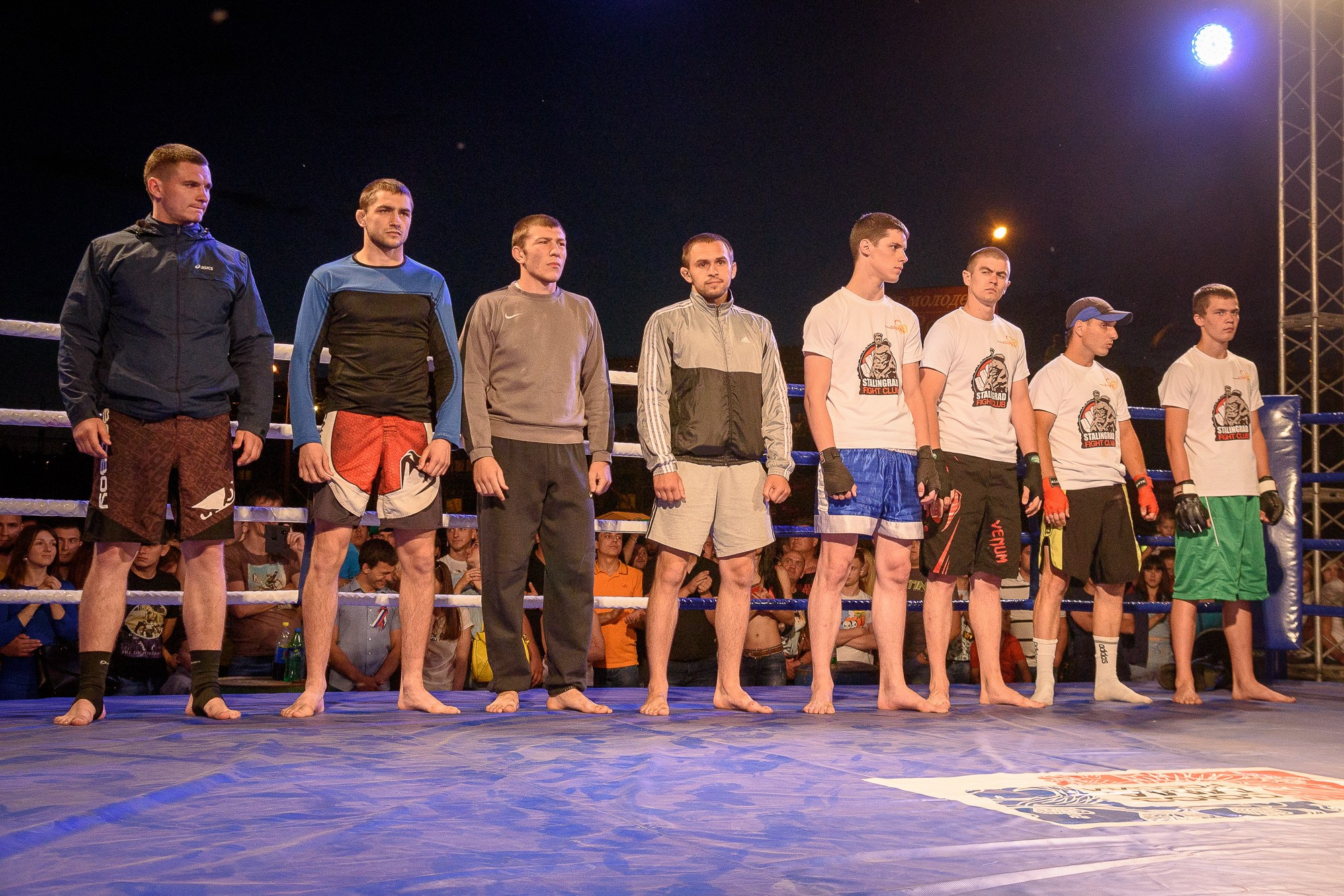 Участники соревнований стоят в шеренгу на ринге