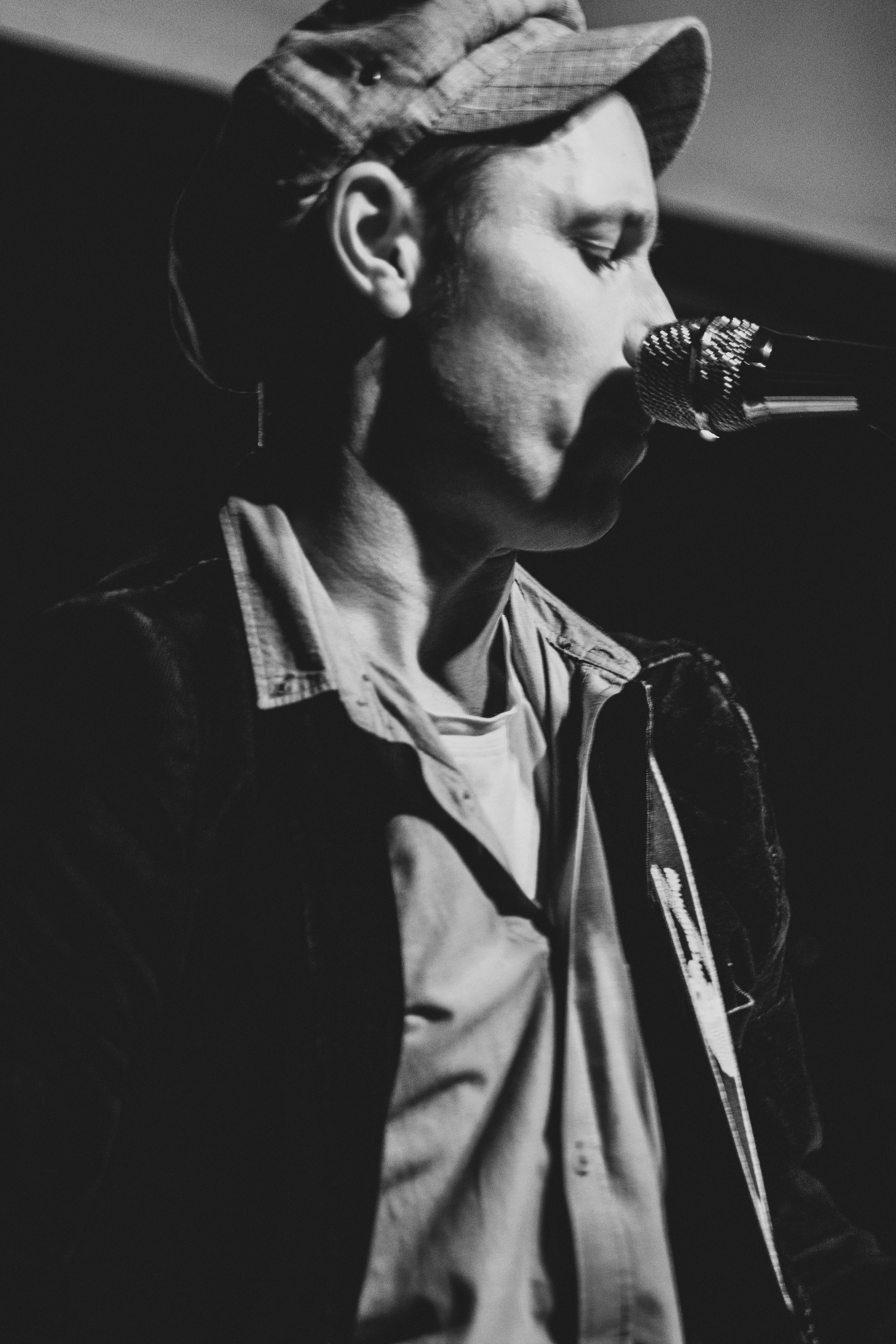 Диктофон. Фотограф для музыкантов, фотограф на концерт, концертный фотограф, съемка концерта, бэкстейдж фотограф