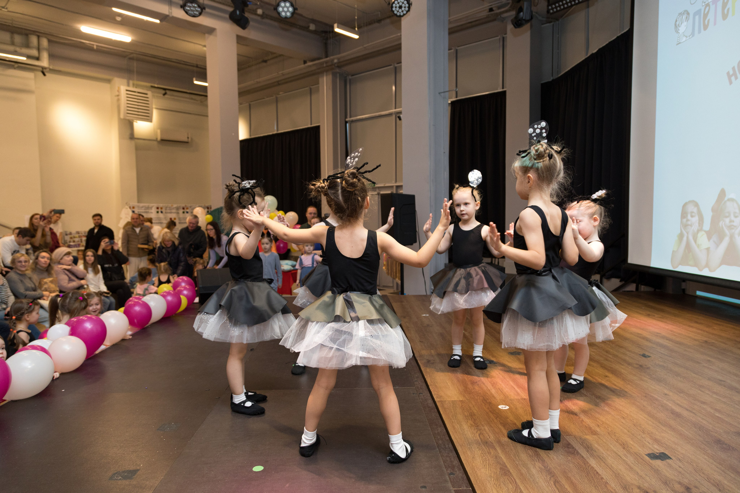 Отчетный концерт танцевального коллектива «ПЕТЕРБУРИКИ». Детский и контент фотограф Надя Волкова Санкт-Петербург