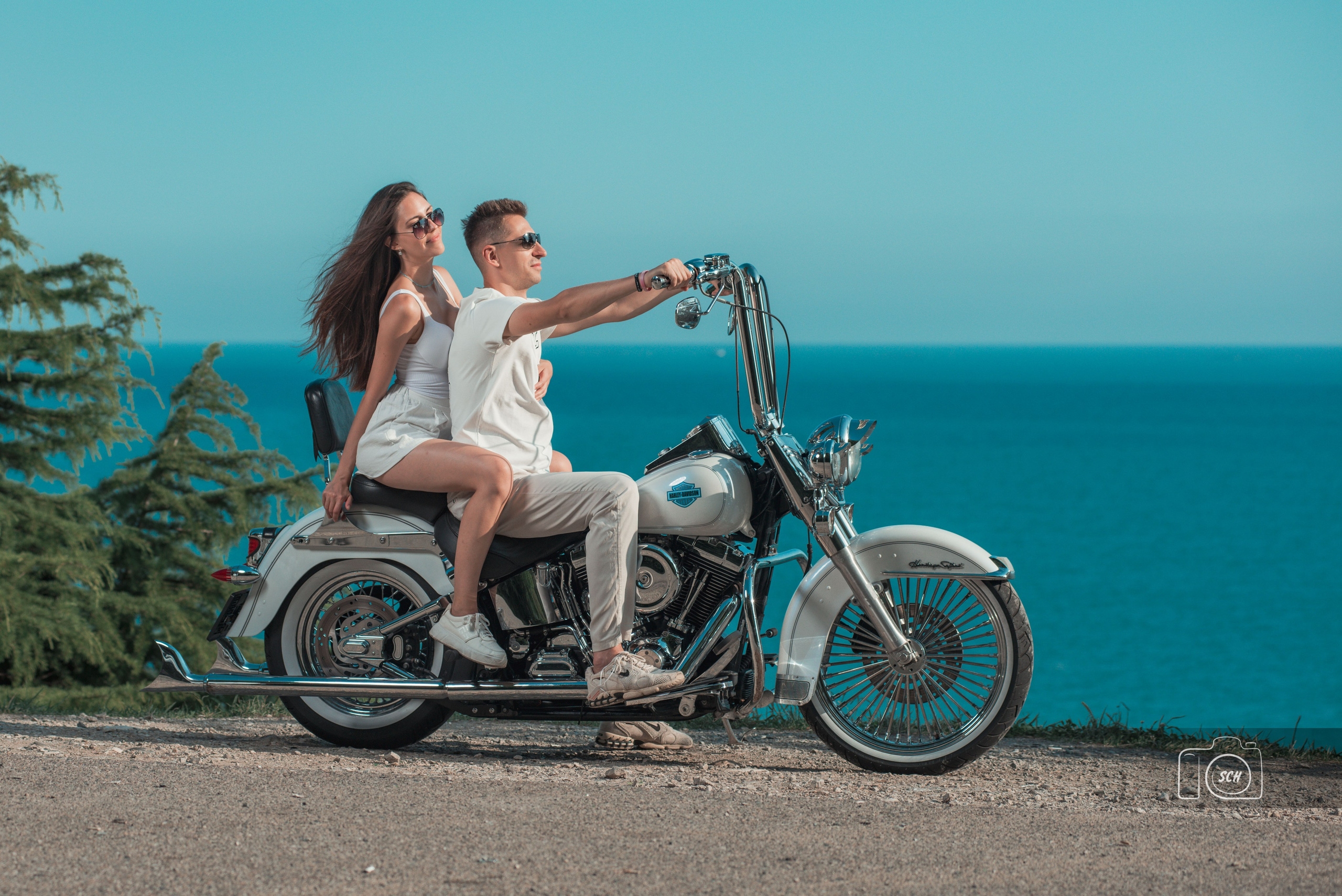 Солнечная фотосессия с белым harley-davidson