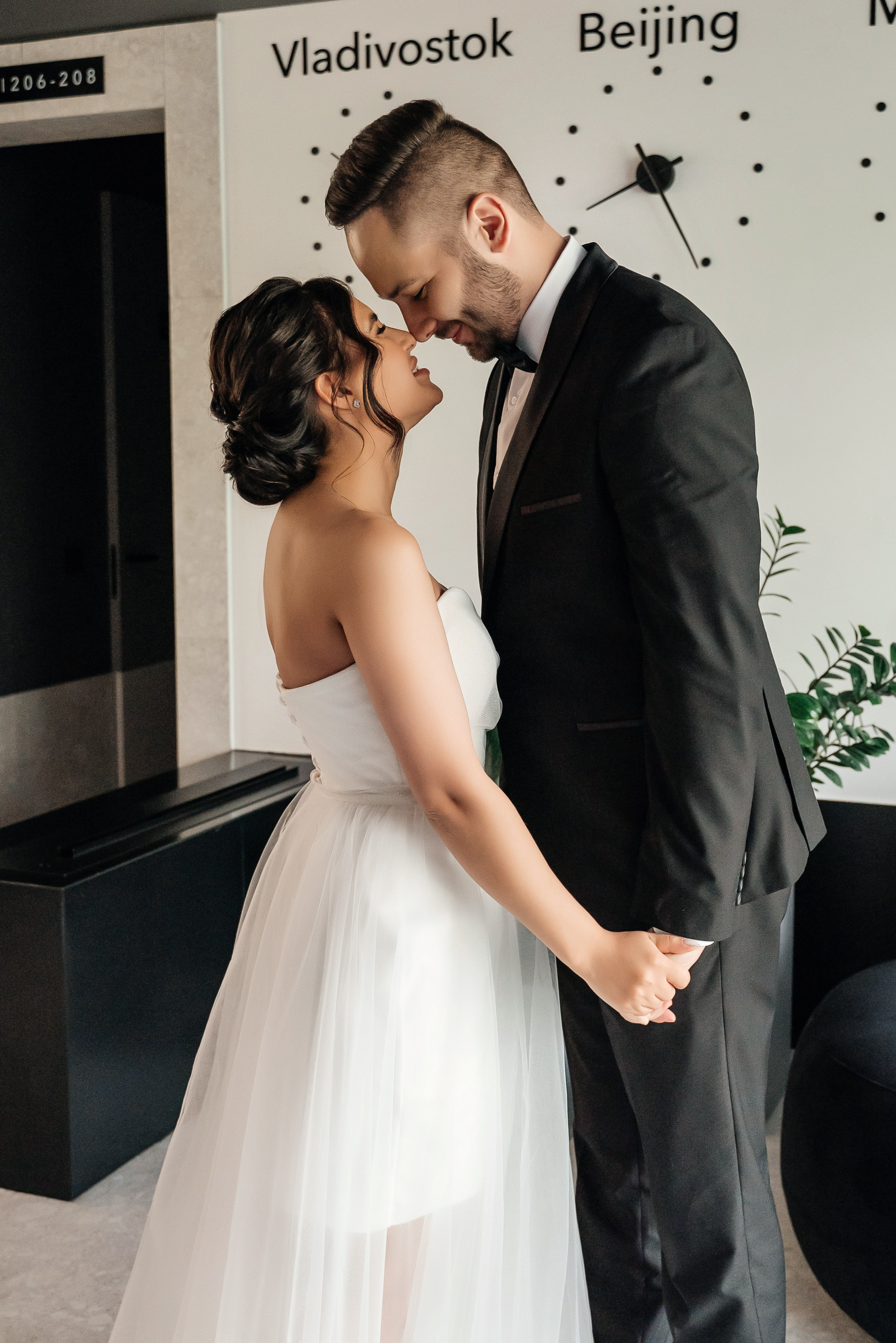 Полный летний свадебный день, прогулка на природе и в городе. Свадебный фотограф Елена Рякина