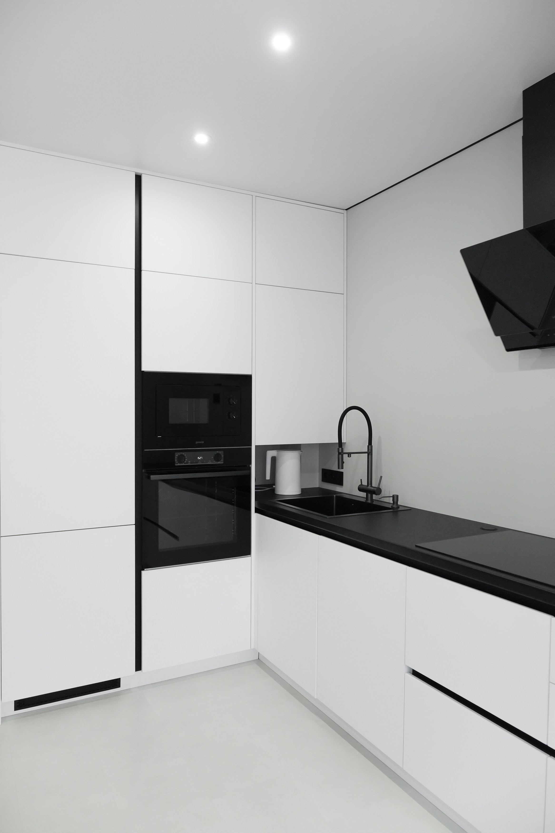 Мебель на заказ в Томске ЖК Михайловский Парк | Минималистичная кухня. ГУДРУМ — Мебель на заказ в Томске | Кухни | Шкафы | Стулья и Столы