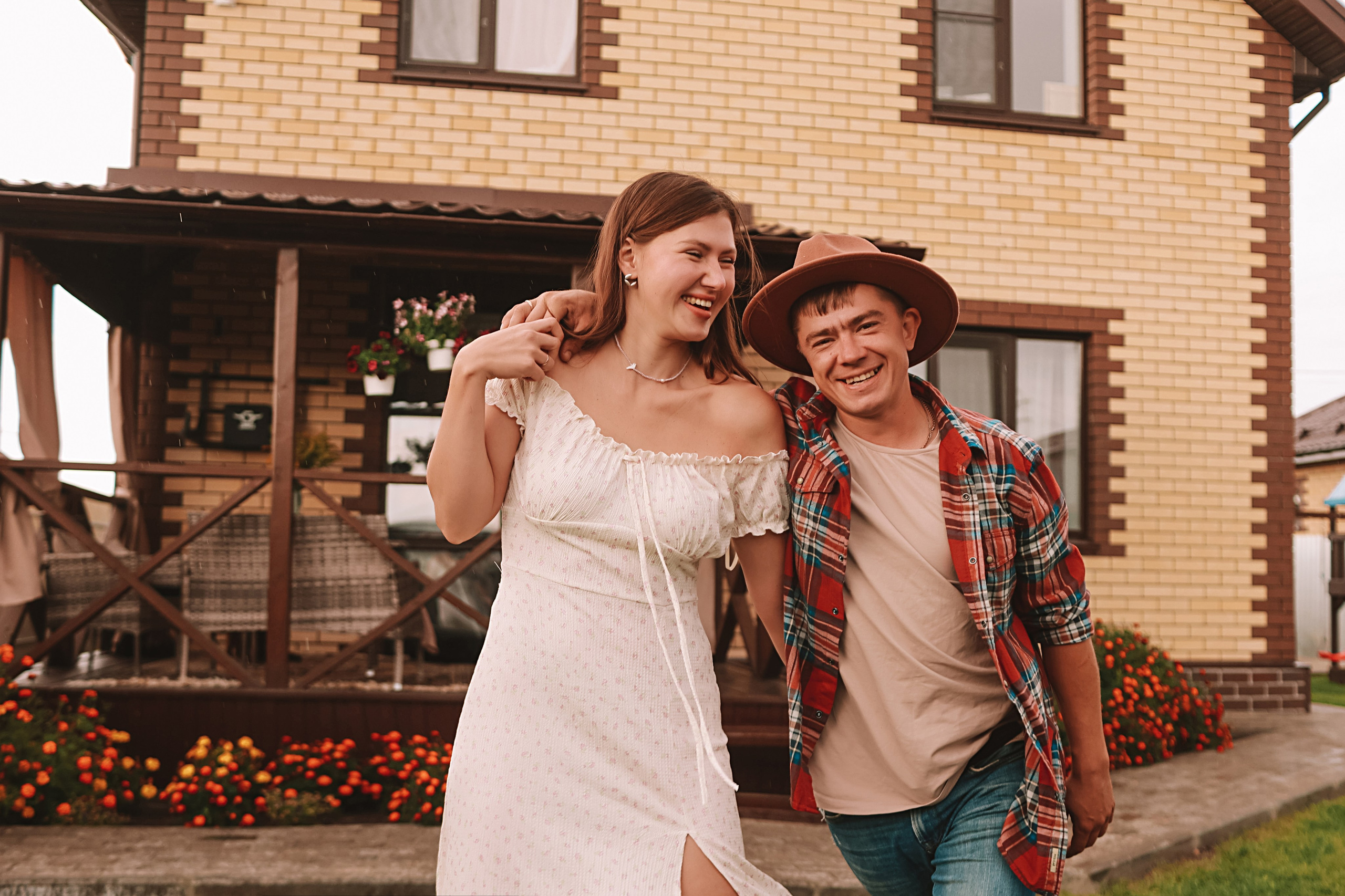 У дома. Семейный фотограф Тюмень, фотограф на роды Салмина Мария