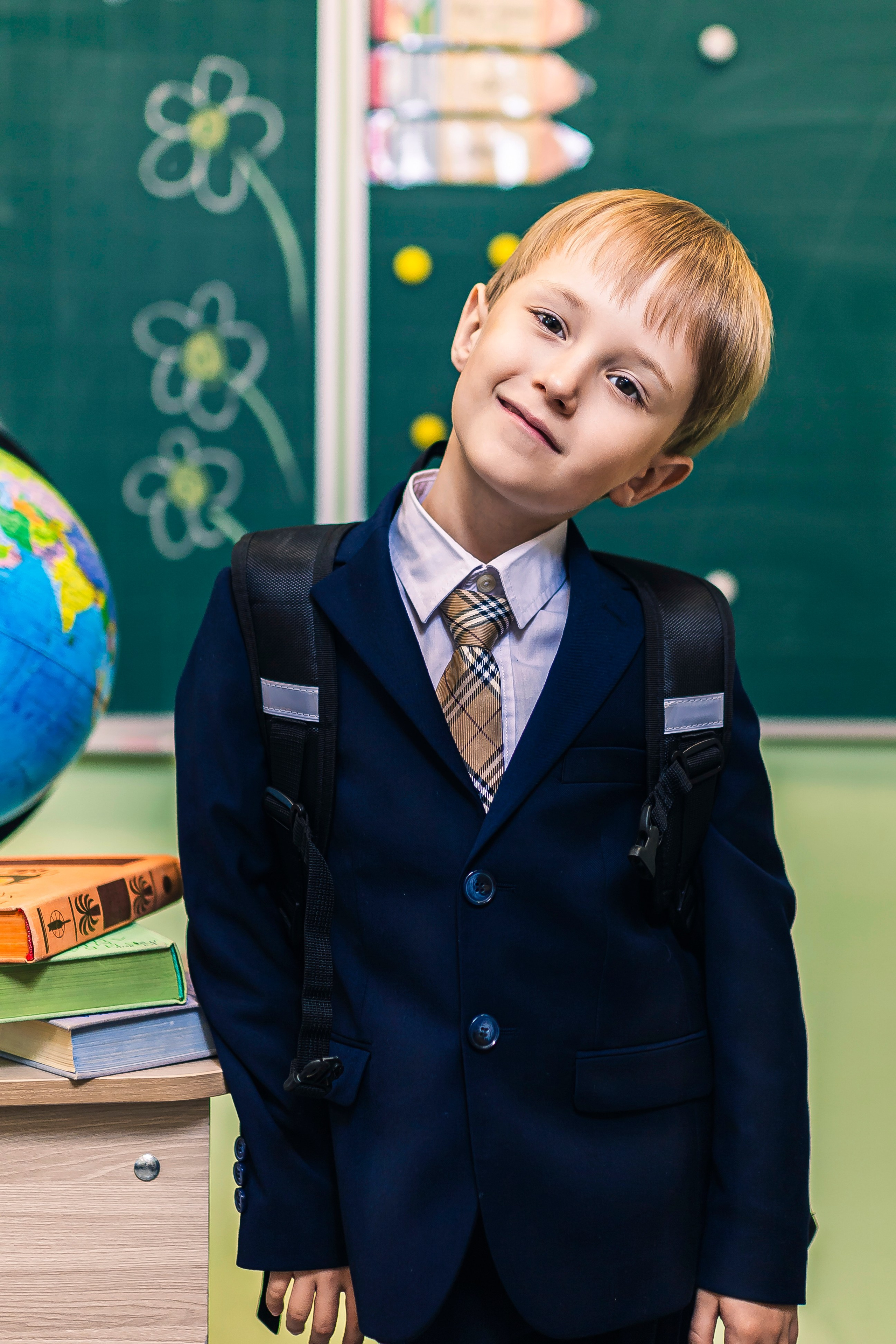 школьник на фоне школьной доски 