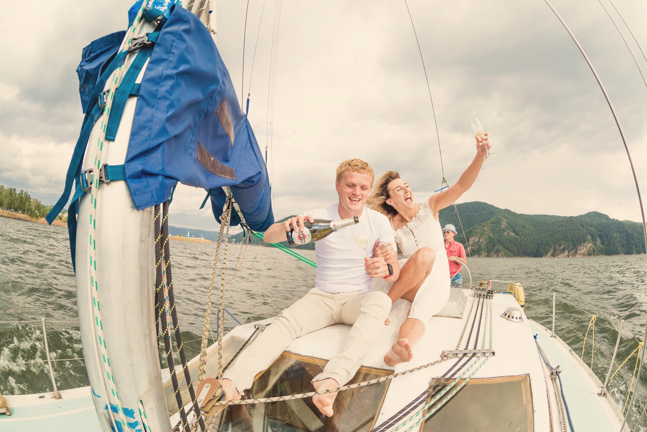 фотосессия фотограф Красноярск лавстори на парусной яхте Красноярское море аэросъёмка с квадрокоптера FPV дрона видео видеоролик Дивногорск Шумиха Бирюса прогулка идея место образы пример фото позы для морской фотосессии на парусной яхте Красноярское водохранилище путешествие визажист причёска макияж свадьба свадебная фотосессия