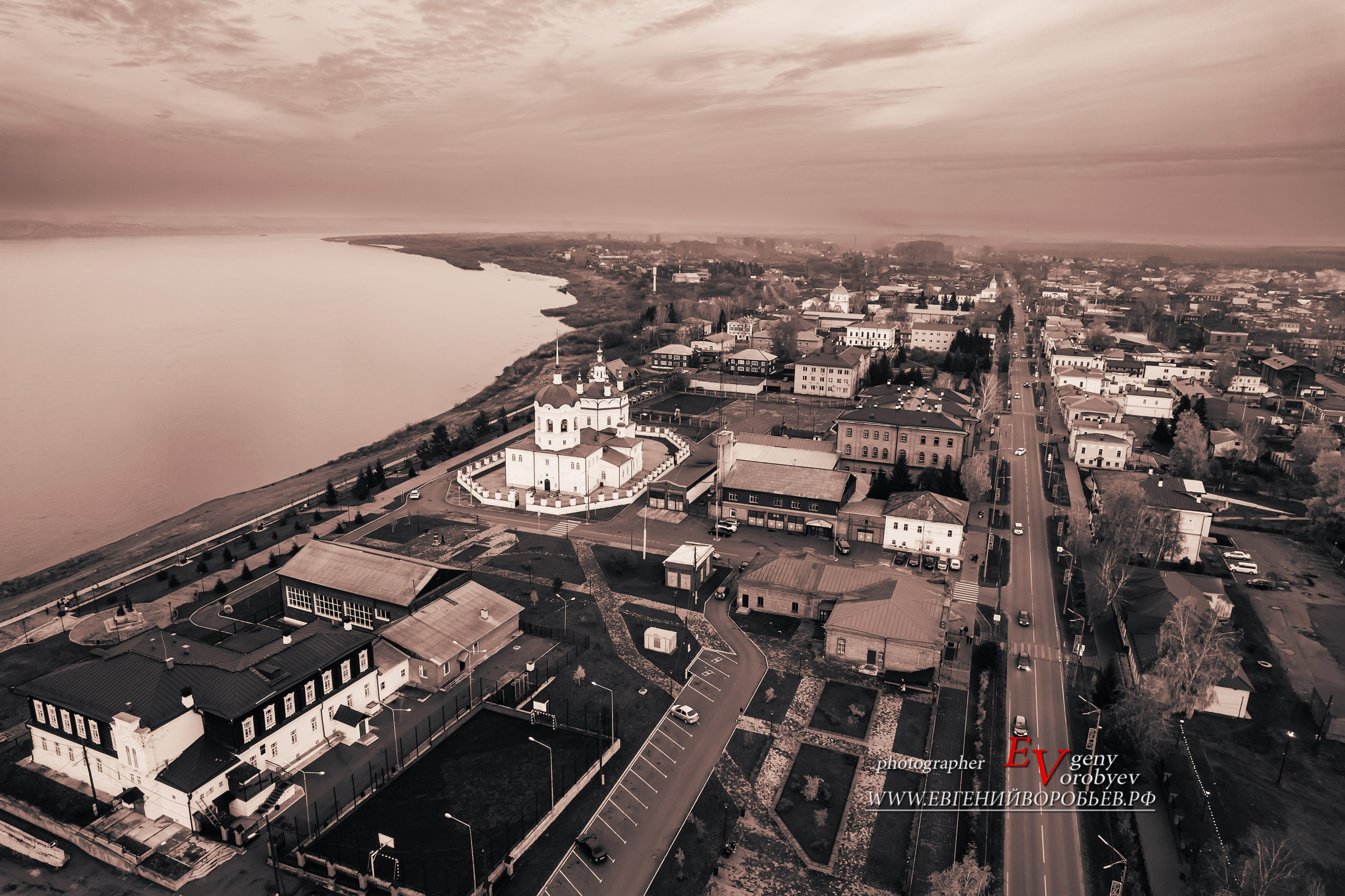 экскурсии Енисейск Красноярск аренда микроавтобуса трансфер индивидуальный тур фото набережная дегустация сибирской кухни интересные места что посмотреть куда сходить что посетить достопримечательности в Енисейске  храм церковь монастырь фототур  цена заказать экскурсию программа маршрут смотровые площадки видовые красивые места путешествие туристический маршрут 