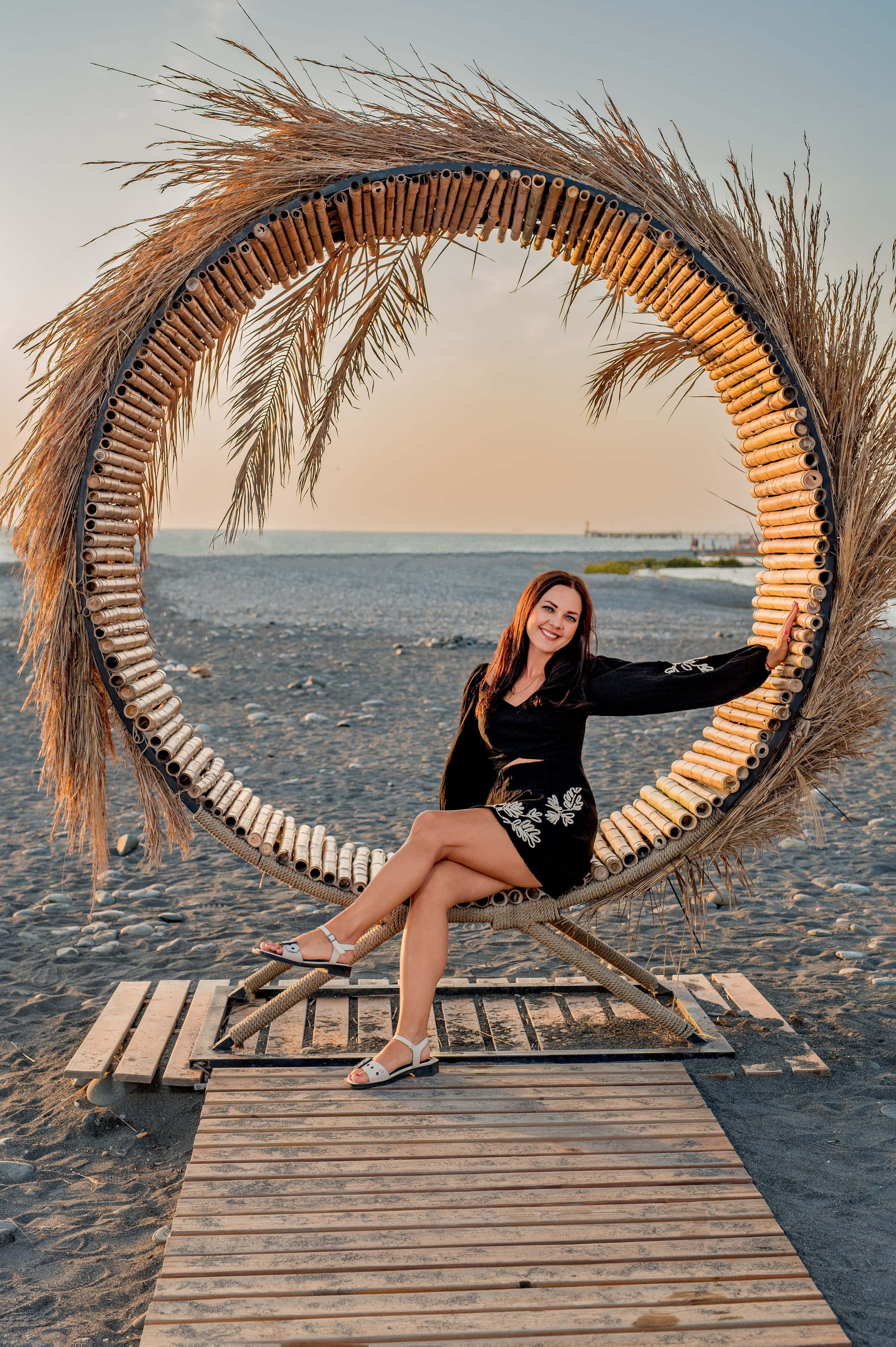 девушка на круглой скамейке на фоне моря в Сириусе