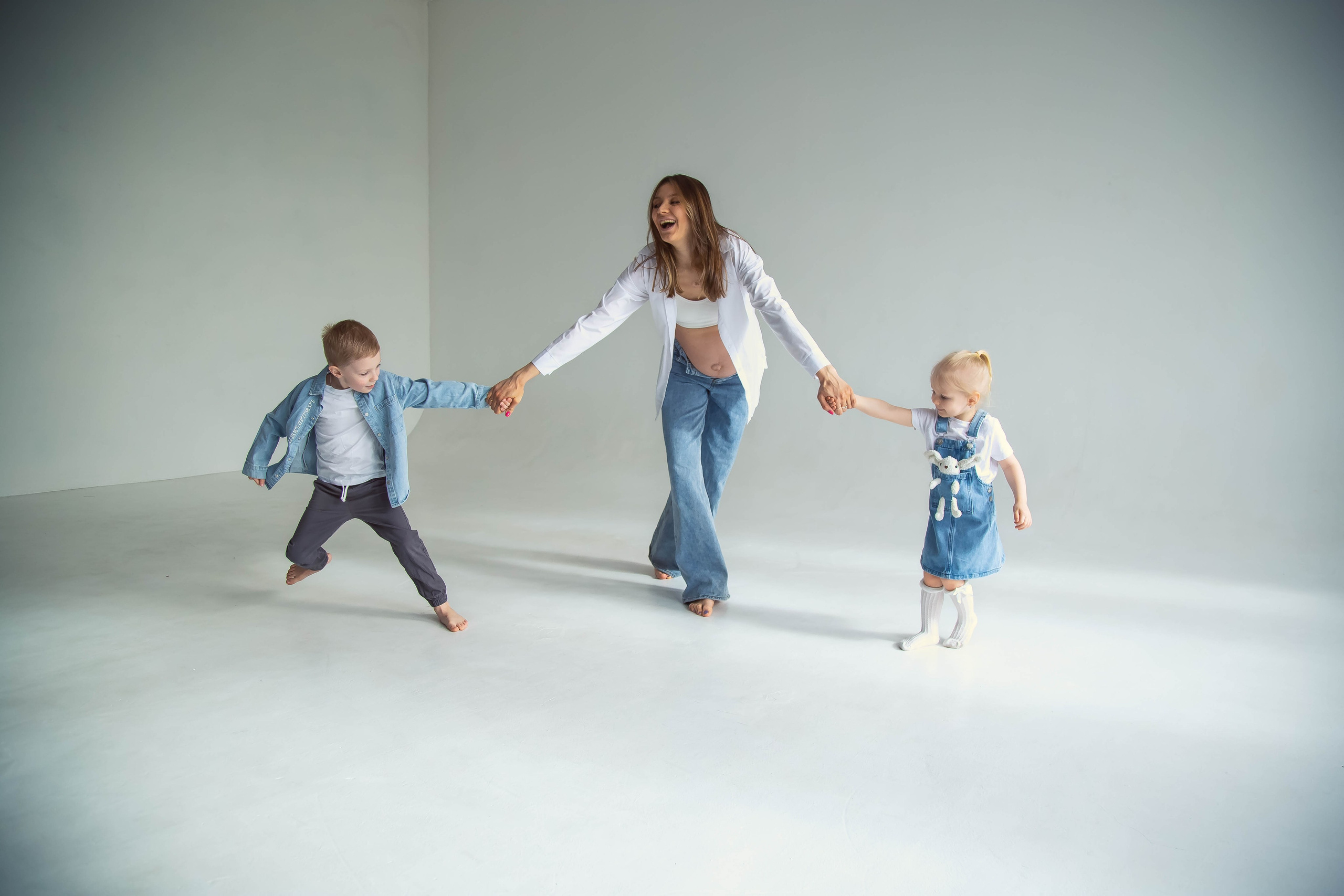 Семейная фотосессия в студии в Москве. Семейный фотограф в Москве Влада Лунина