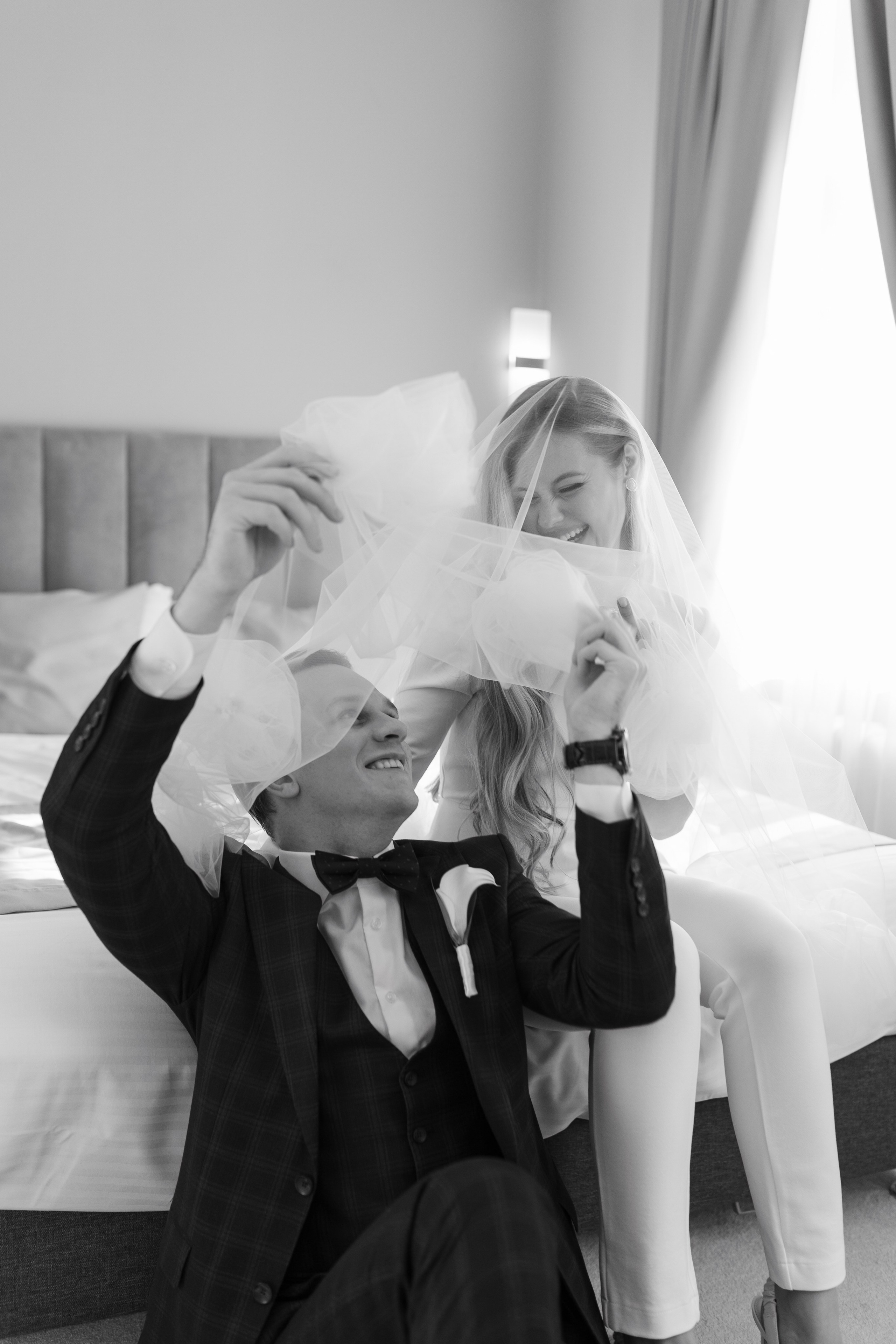 Жених тоже хочет попасть под вуаль невесты.