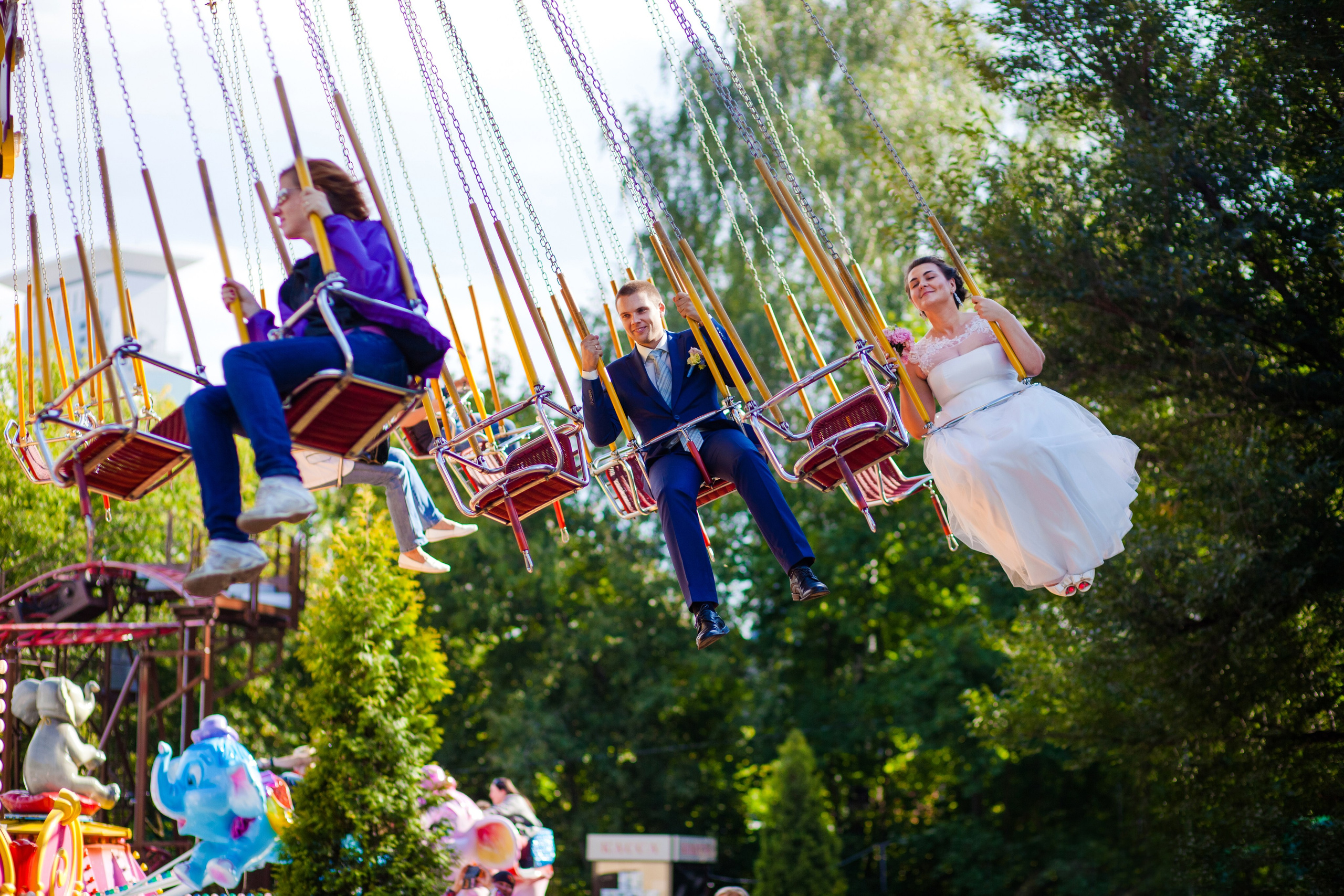 Жених и невеста кататься на аттракционах в парке сокольники
