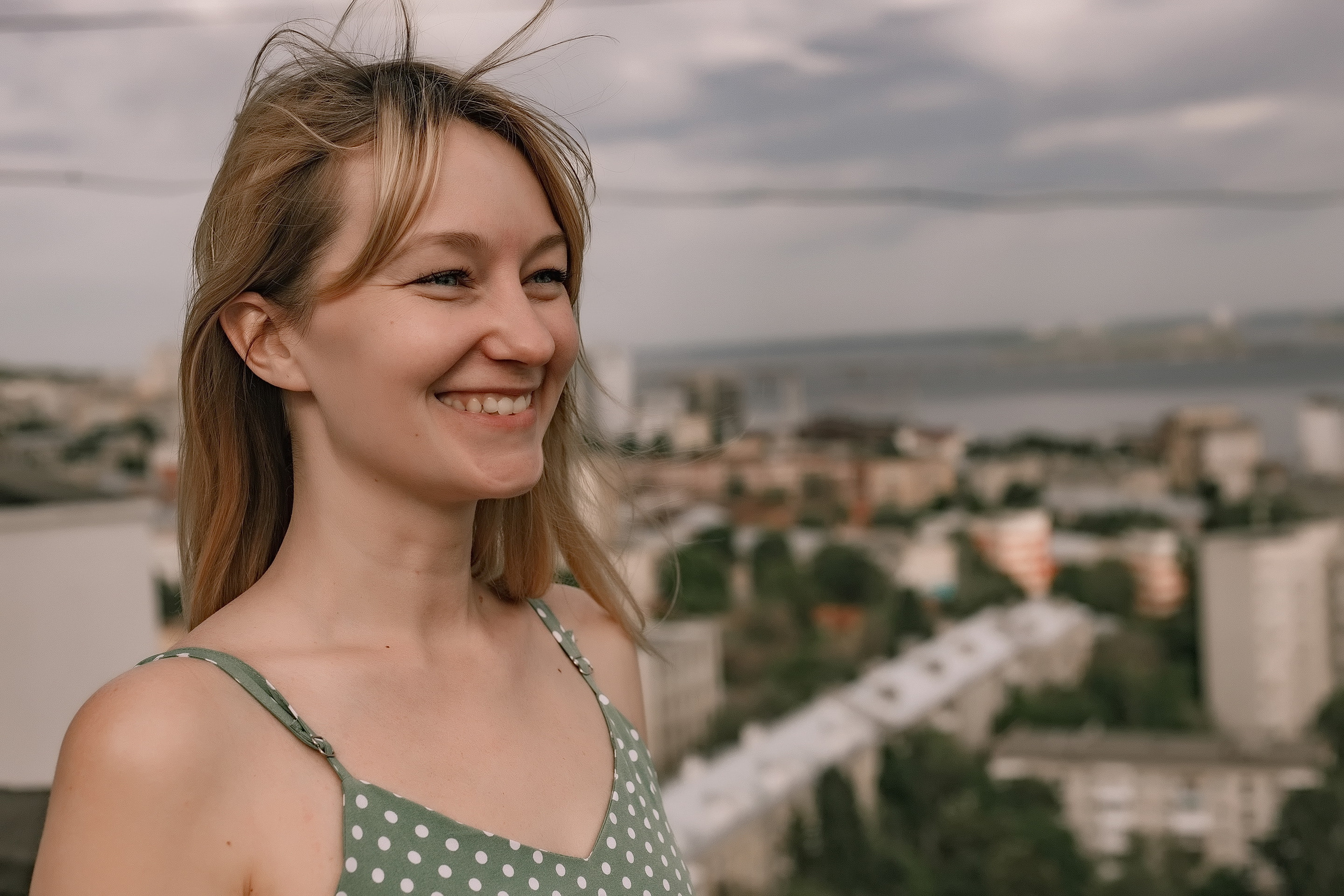 Над городом. Фото прогулка. Лето. Женский портрет. Фотограф Софья Васильковская