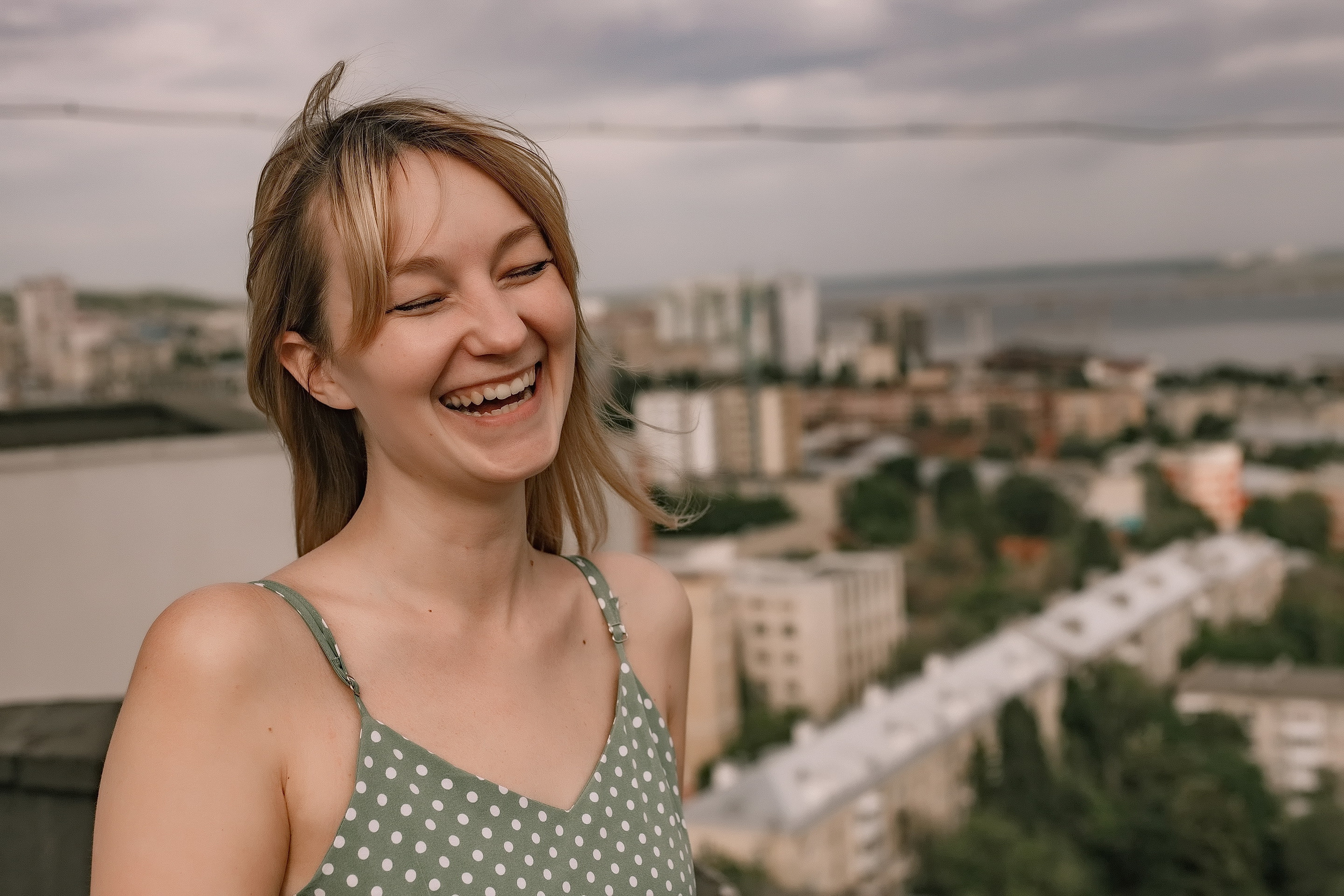 Над городом. Фото прогулка. Лето. Женский портрет. Фотограф Софья Васильковская