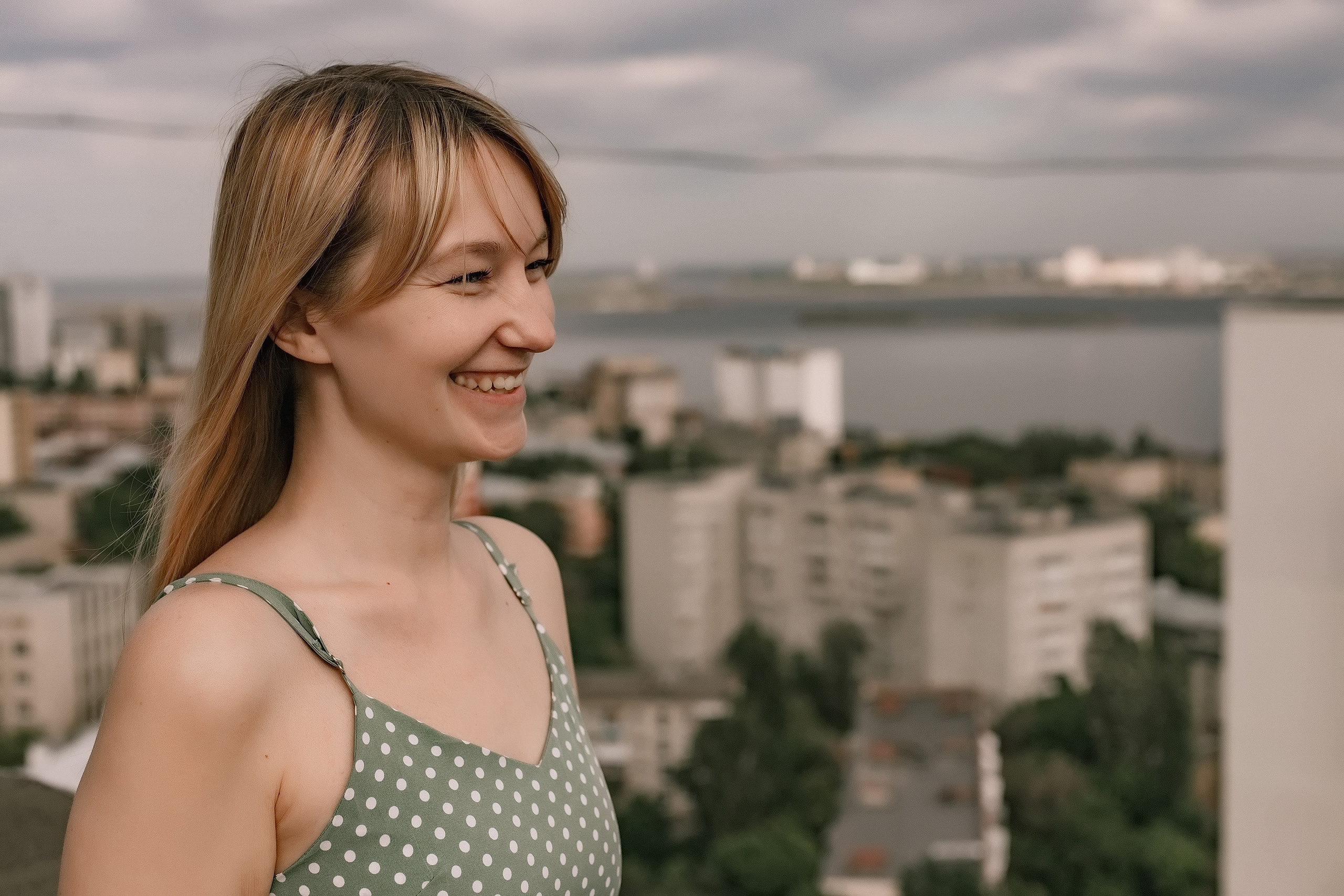 Над городом. Фото прогулка. Лето. Женский портрет. Фотограф Софья Васильковская