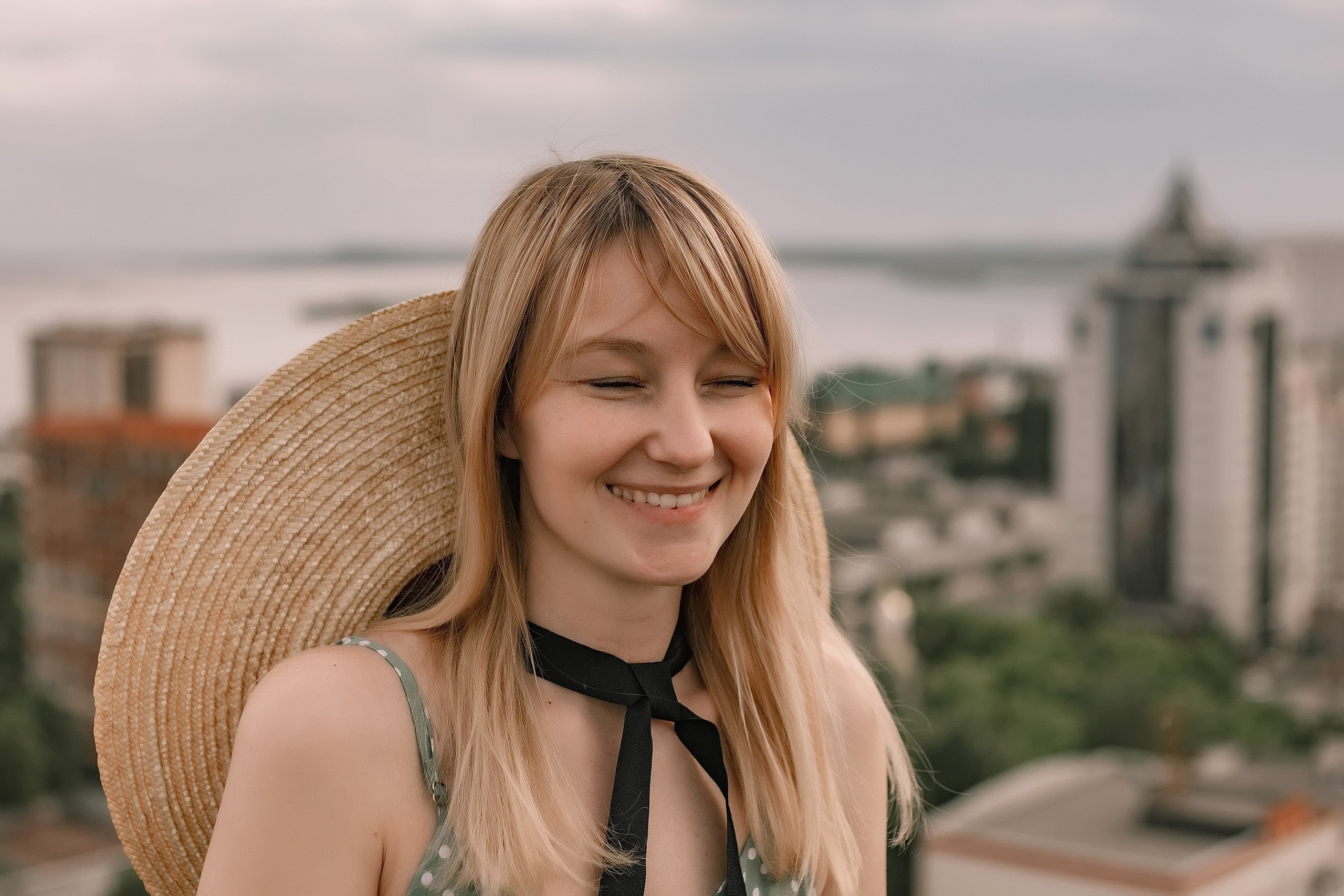 Над городом. Фото прогулка. Лето. Женский портрет. Фотограф Софья Васильковская