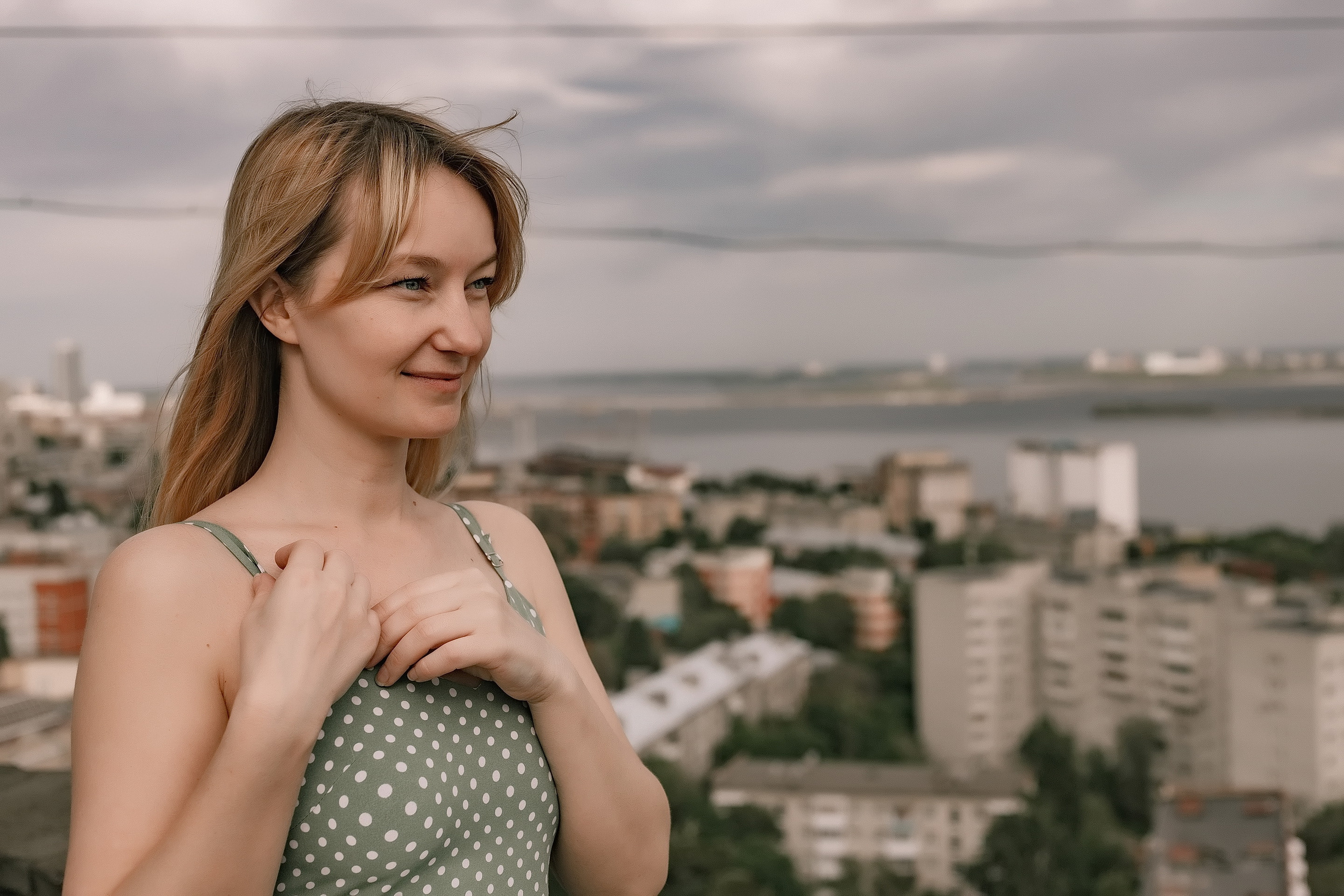 Над городом. Фото прогулка. Лето. Женский портрет. Фотограф Софья Васильковская