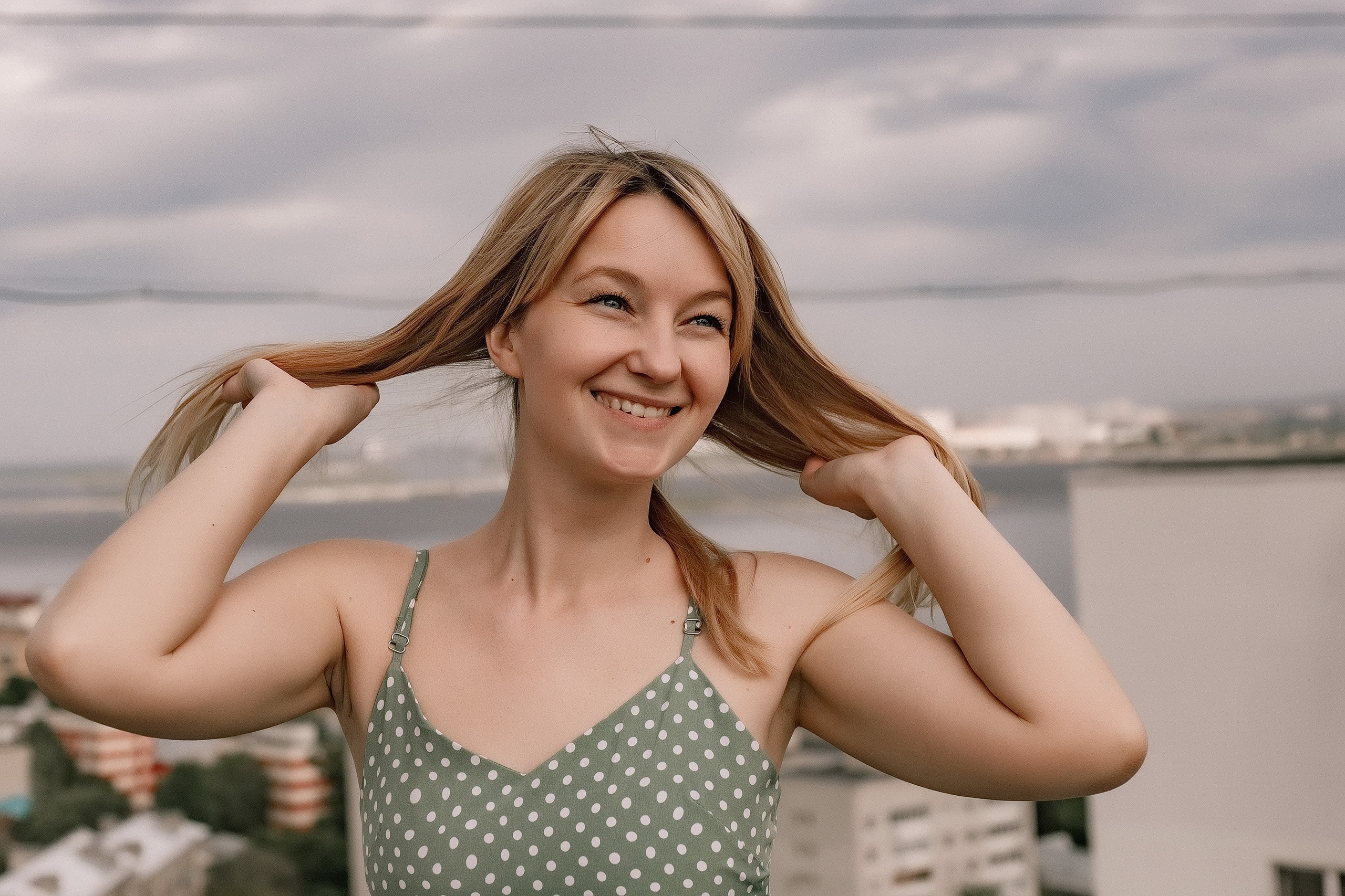 Над городом. Фото прогулка. Лето. Женский портрет. Фотограф Софья Васильковская