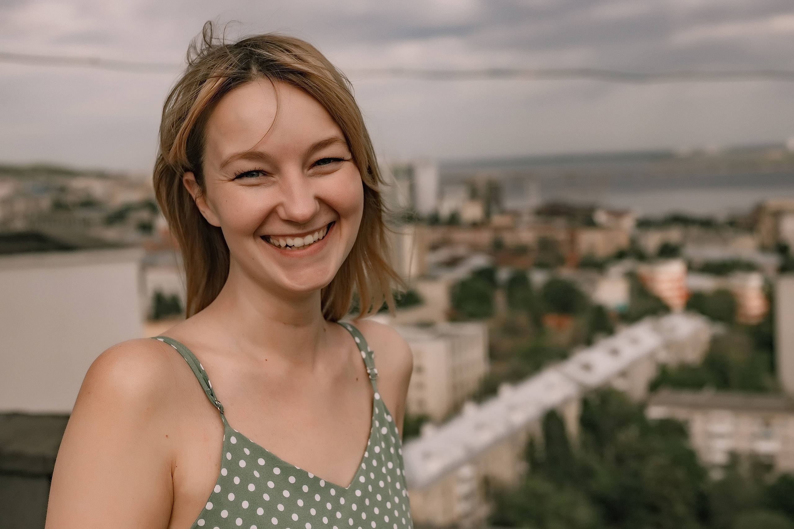 Над городом. Фото прогулка. Лето. Женский портрет. Фотограф Софья Васильковская