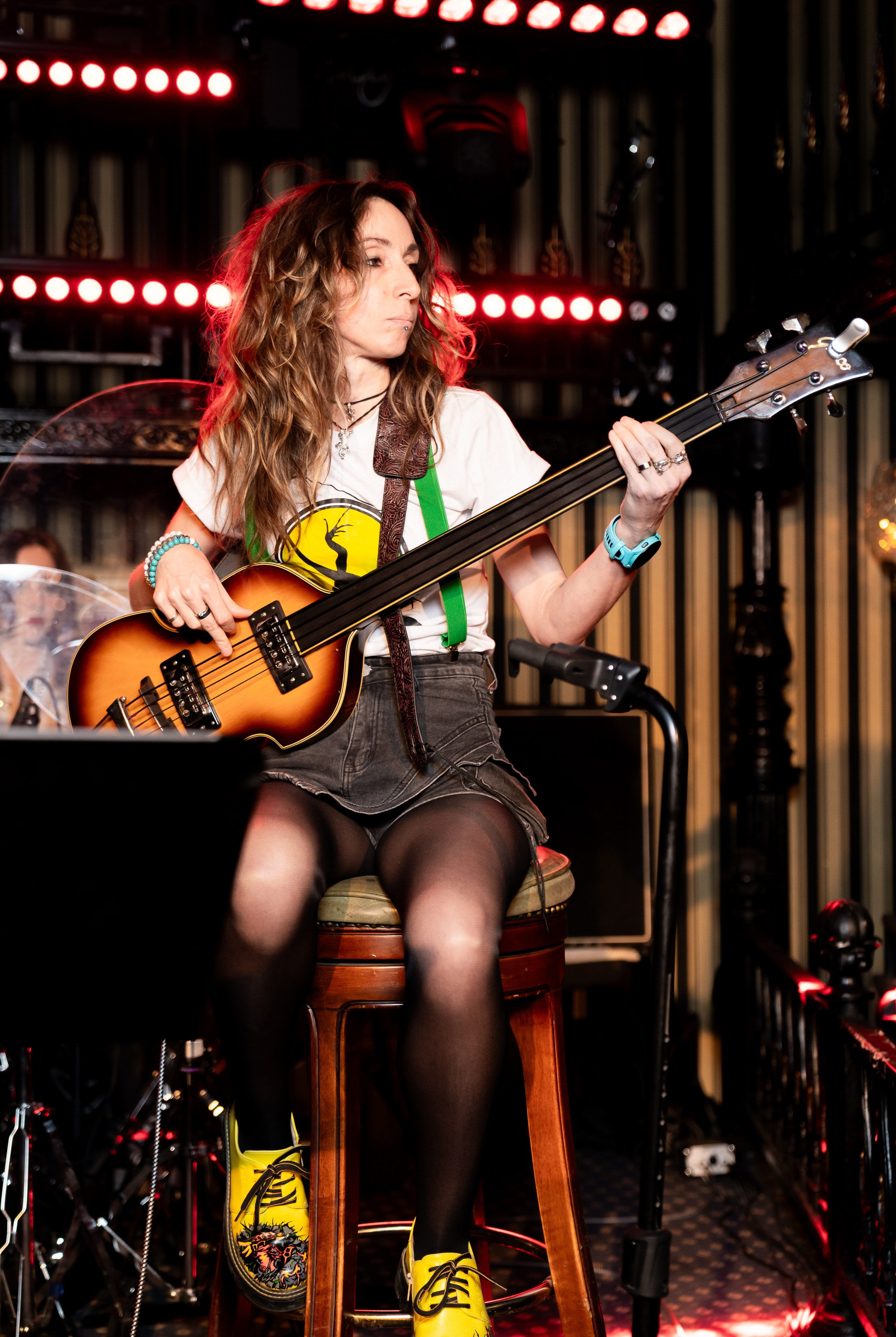 Бас-гитаристка на сцене Douglas Bar. Вася Васин концерт, фотография Евгения Мальцева.