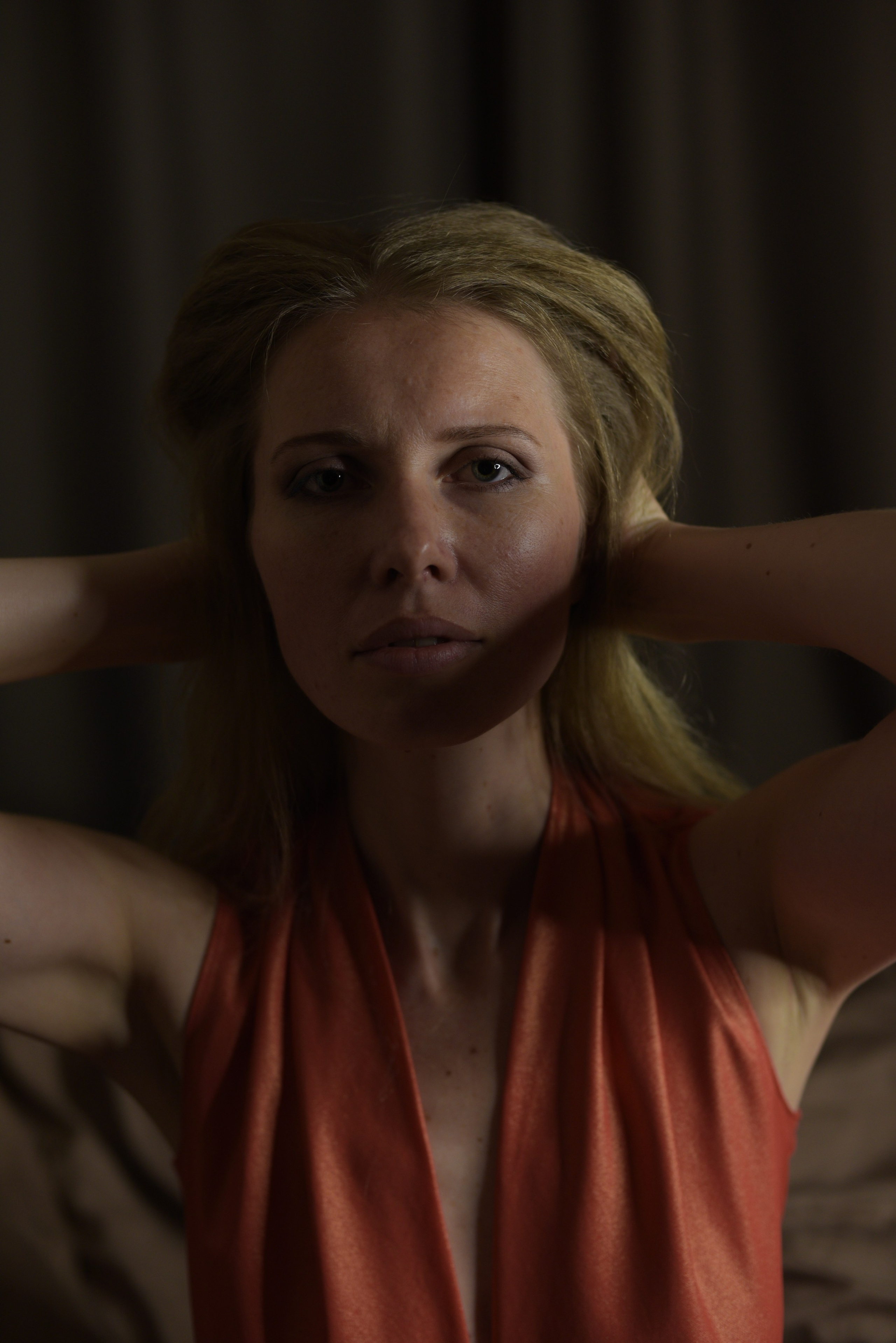 Портрет блондинки в оранжевом платье.