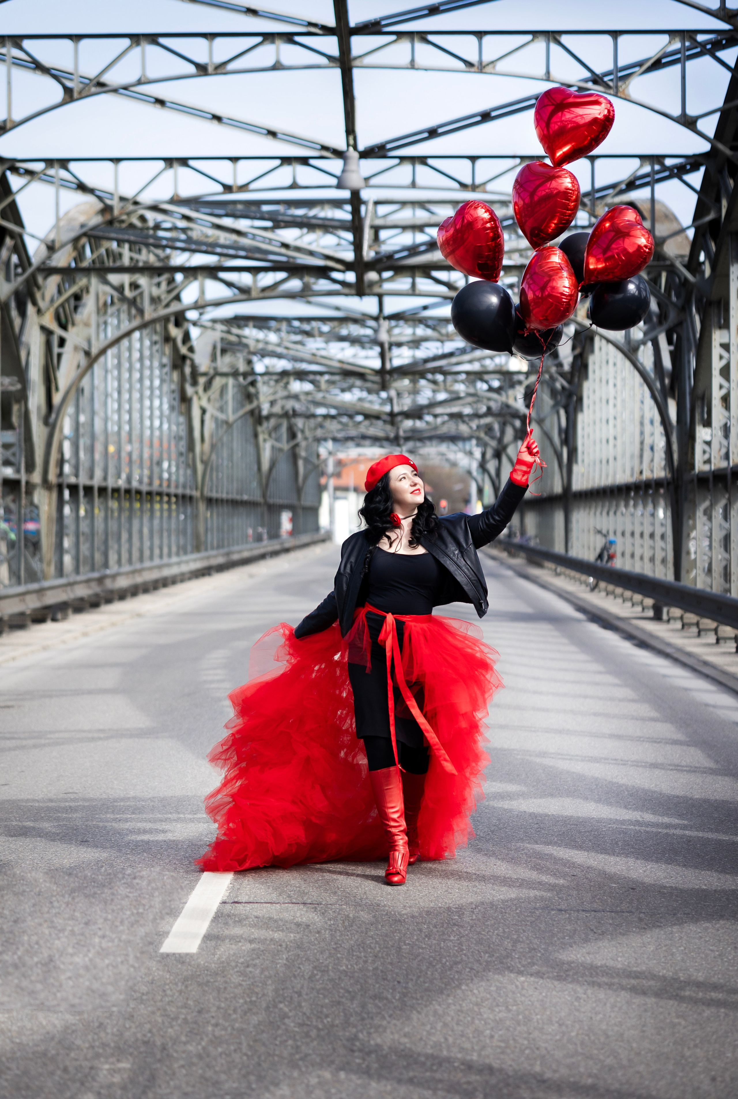 Balloons and red skirt. Photographer in Munich