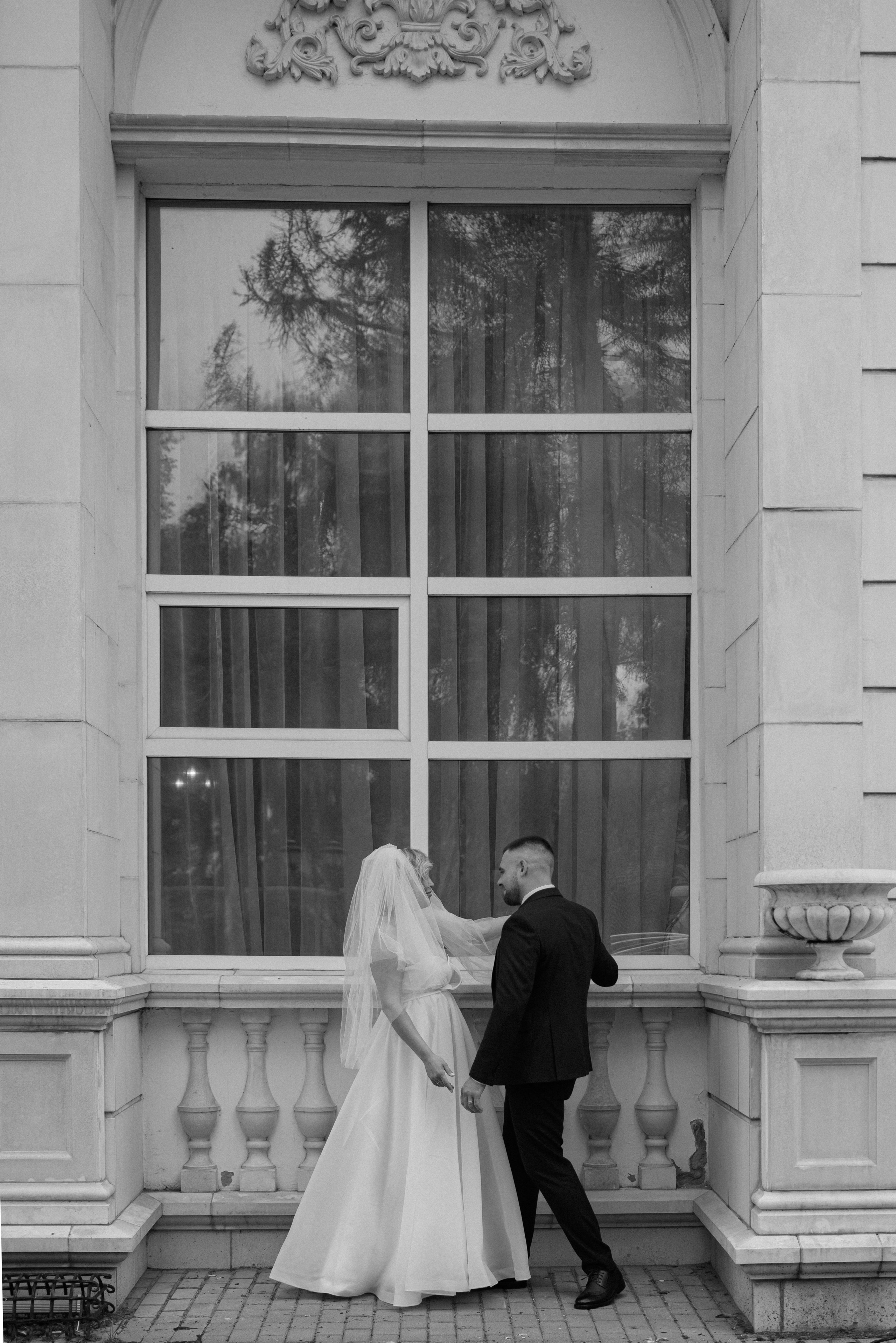 Свадебная пара на фоне величественных колонн, чёрно белая, фотограф Старая Купавна