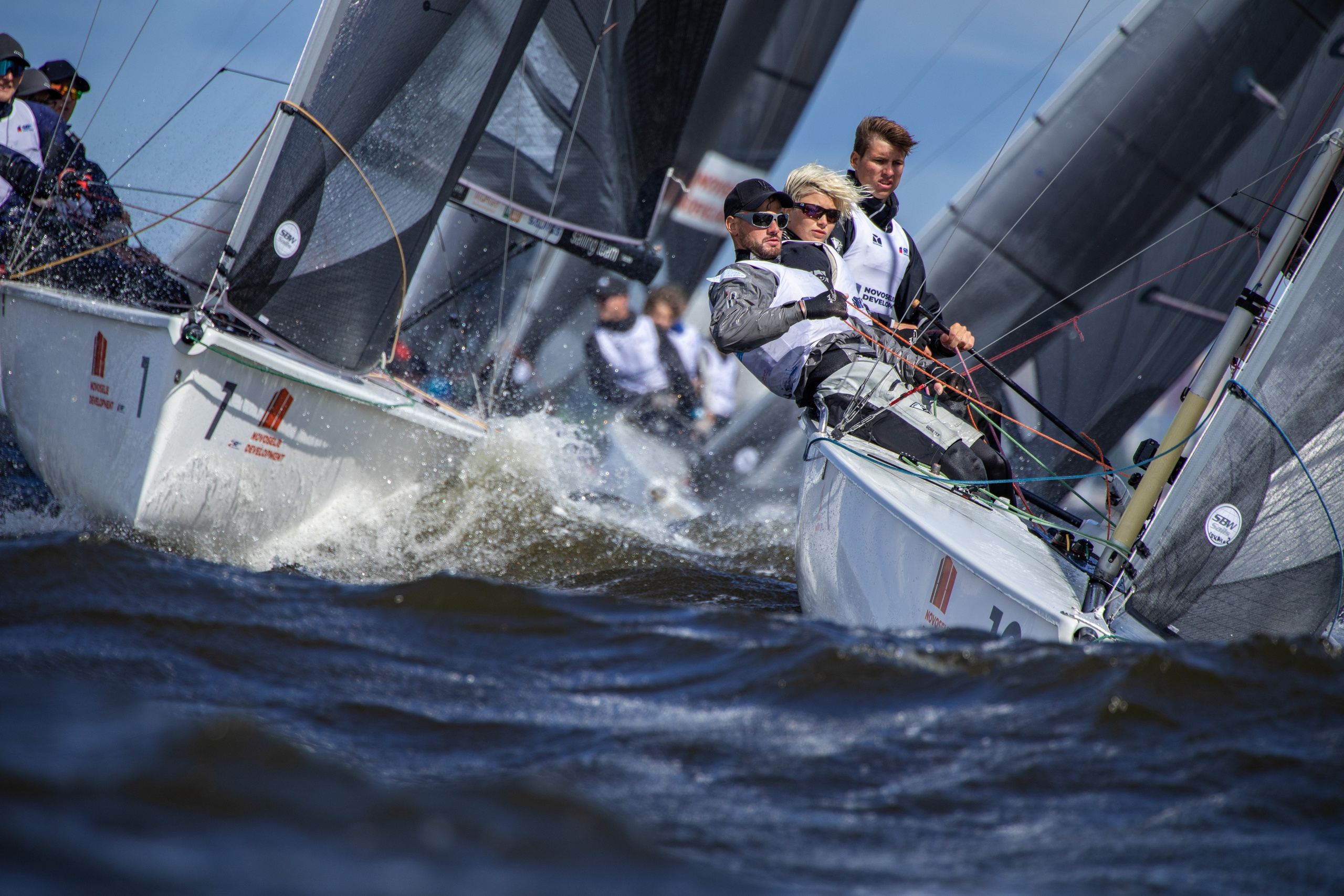 Команда Елизаветы Жеребцовой в борьбе на чемпионате России среди яхт класса SB20.