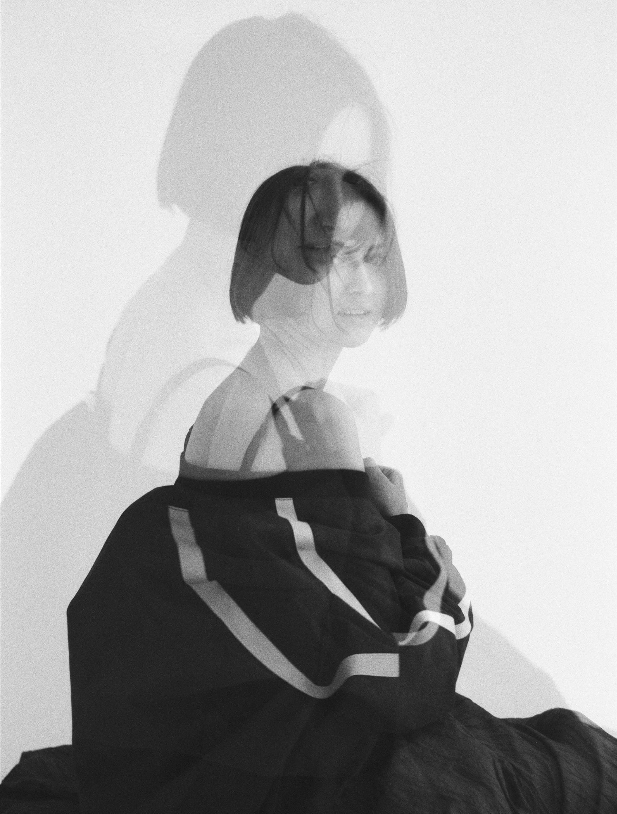 Минималистичный портрет девушки на черно-белую пленку. Портрет на пленочный фотоаппарат от фотографа в Москве, фотосессия в черно-белом стиле.