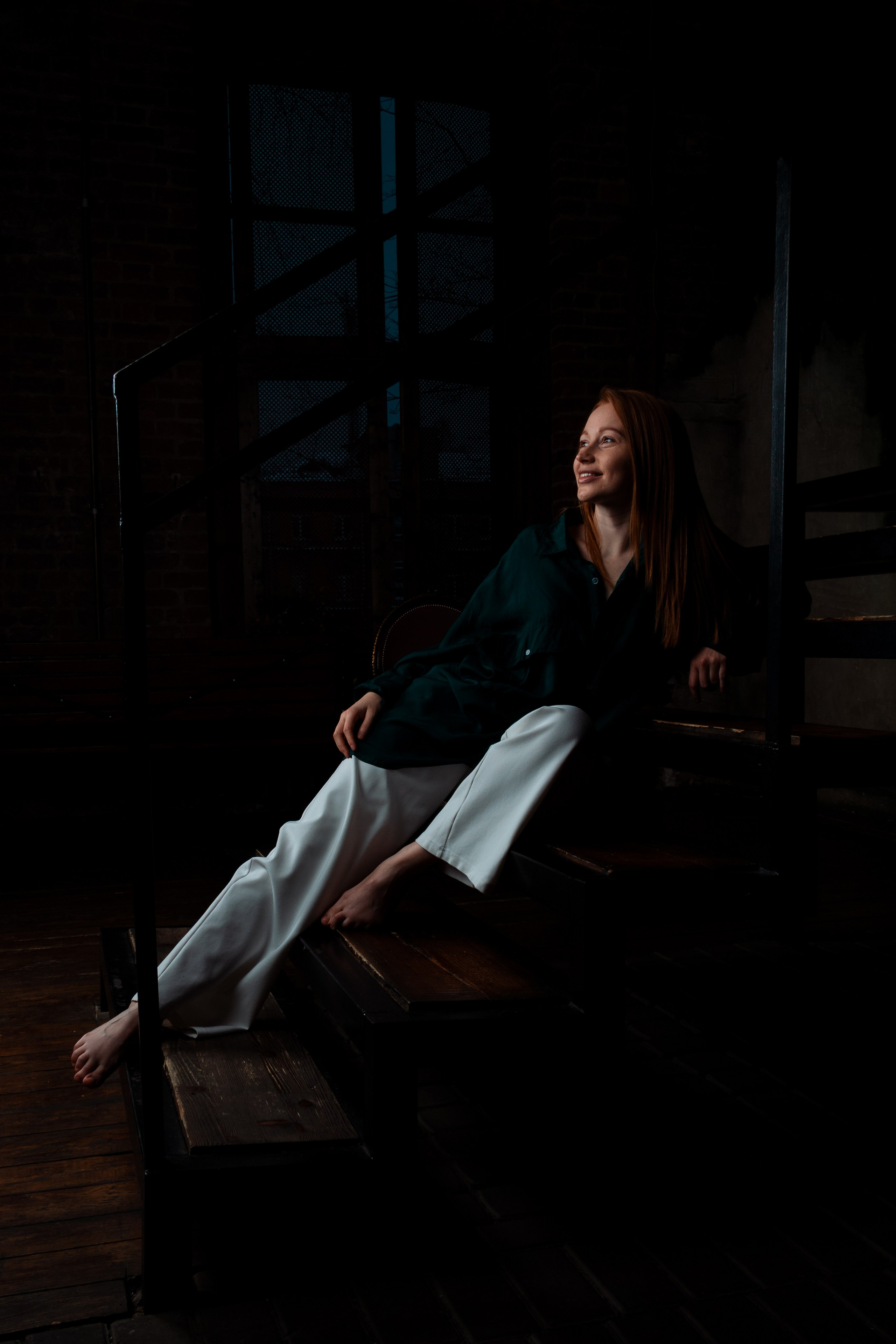 девушка лежит на лестнице фотосессия 