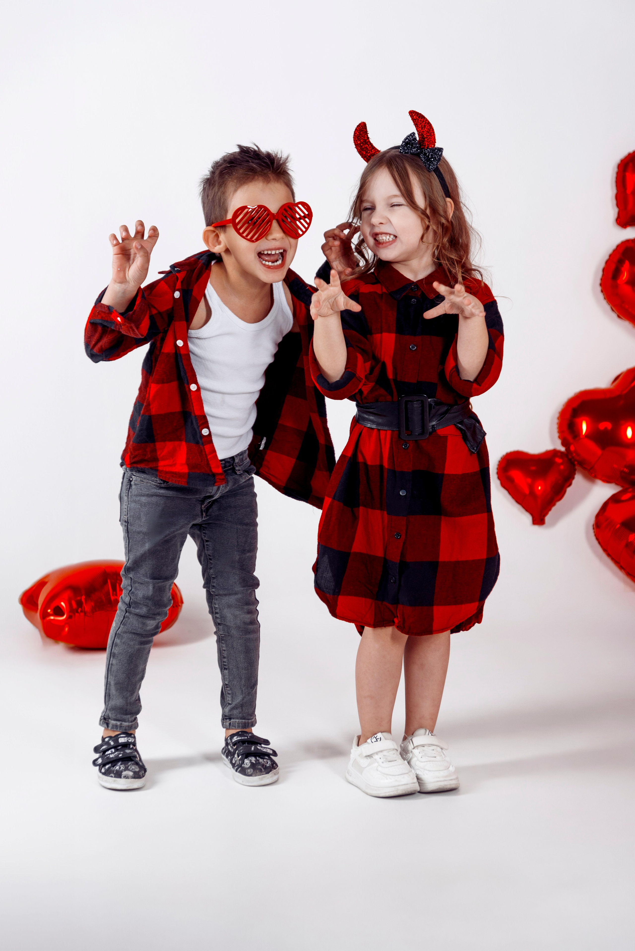 Детская фотосессия с красными сердцами в фотостудии Сочи. Детский студийный фотограф Сочи