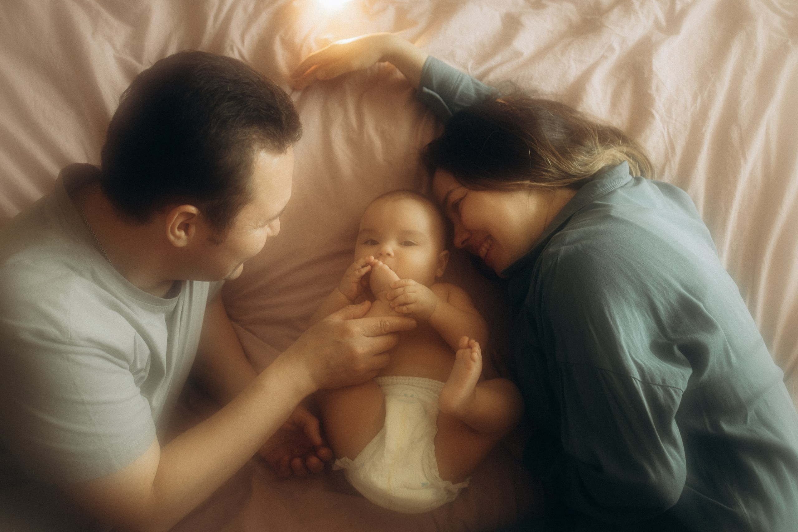 У Поли есть попугай Кеша, а ещё любящие мама с папой. Семейный фотограф Новосибирск Фотограф на выписку Новосибирск