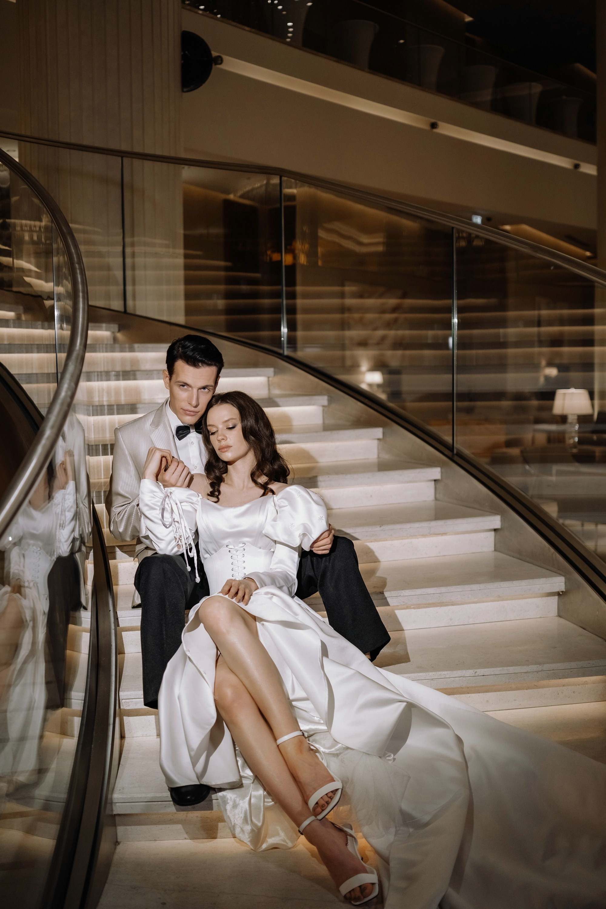 Фотосессия свадьбы на лестнице в Hyatt Regency Moscow Petrovsky Park. Свадебный и семейный фотограф в Москве Светлана Зоткина